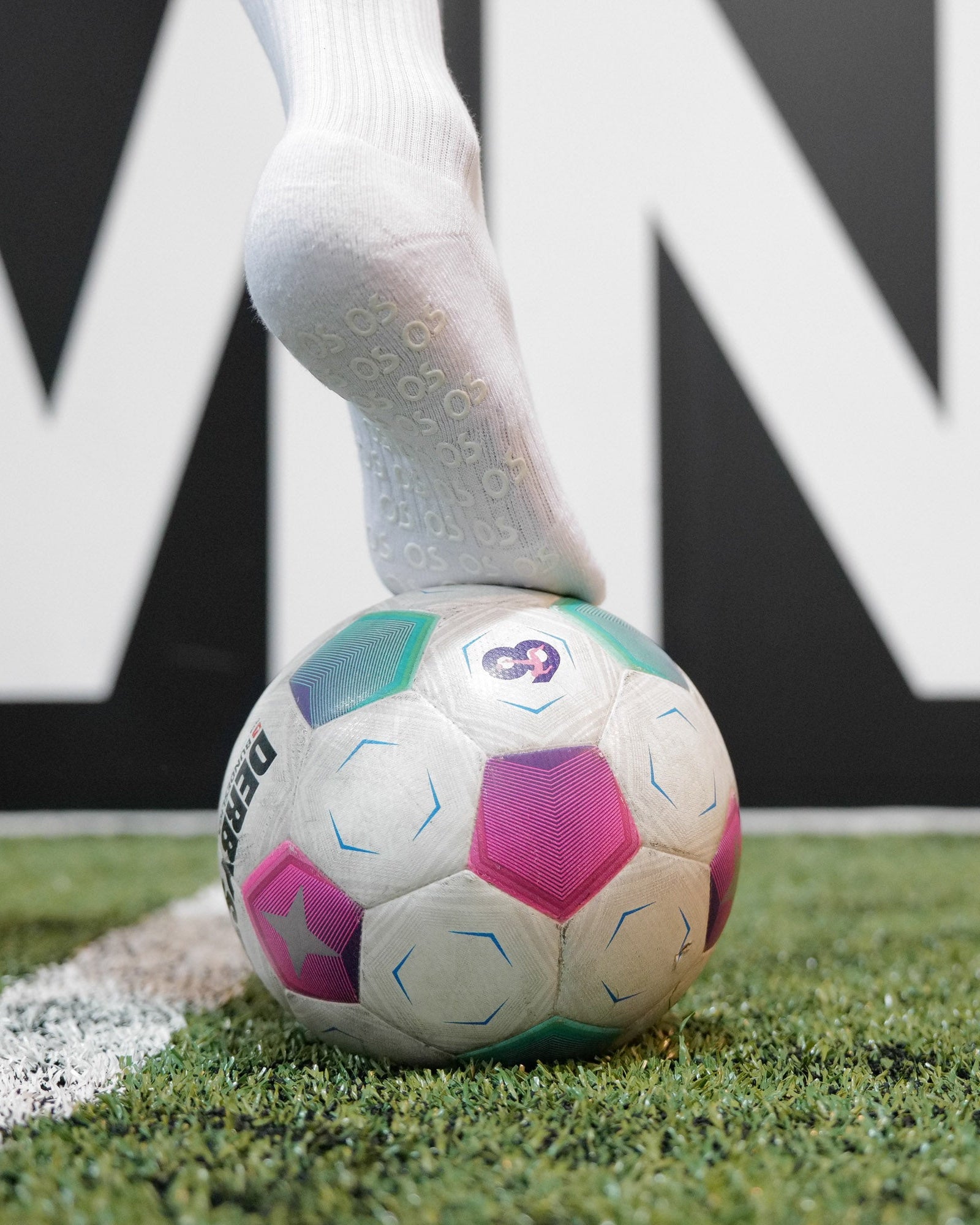 90 Core Socke in weiß berührt den Ball
