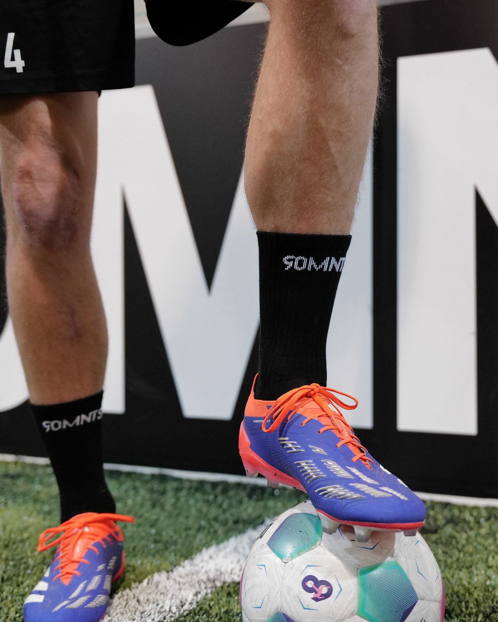 Fußballer trägt die 90 Core Socken Black - Seitliche Ansicht