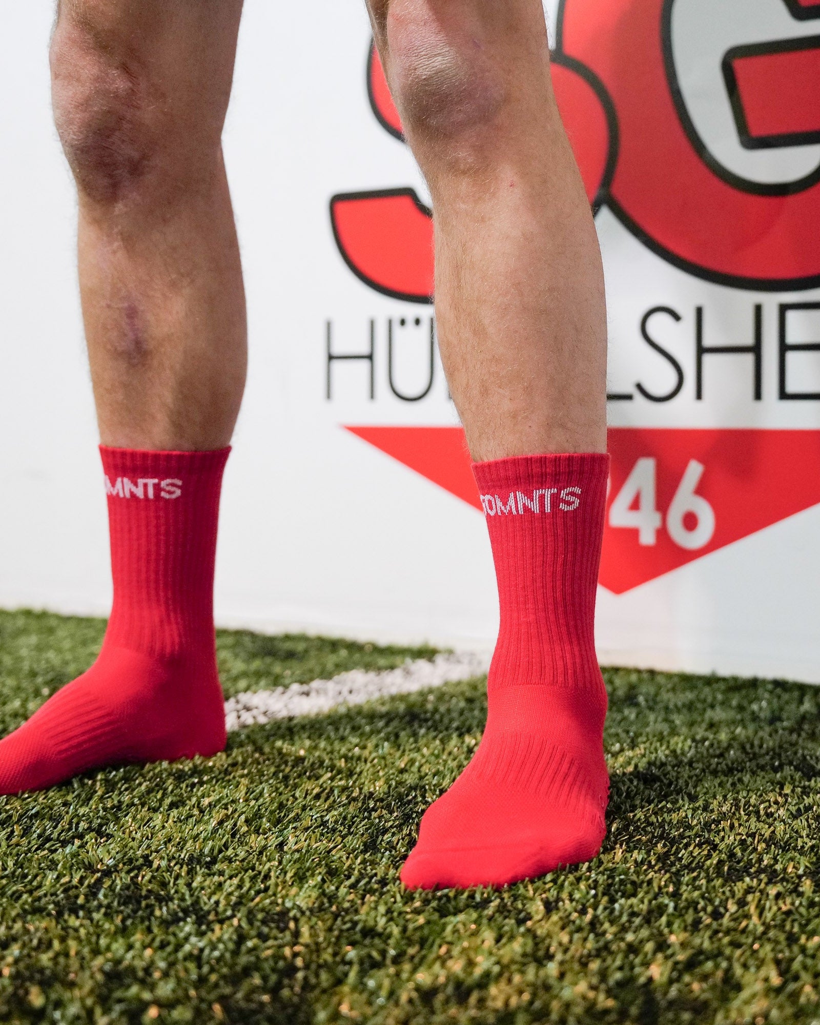 Fußballer trägt 90 Core Socken in rot