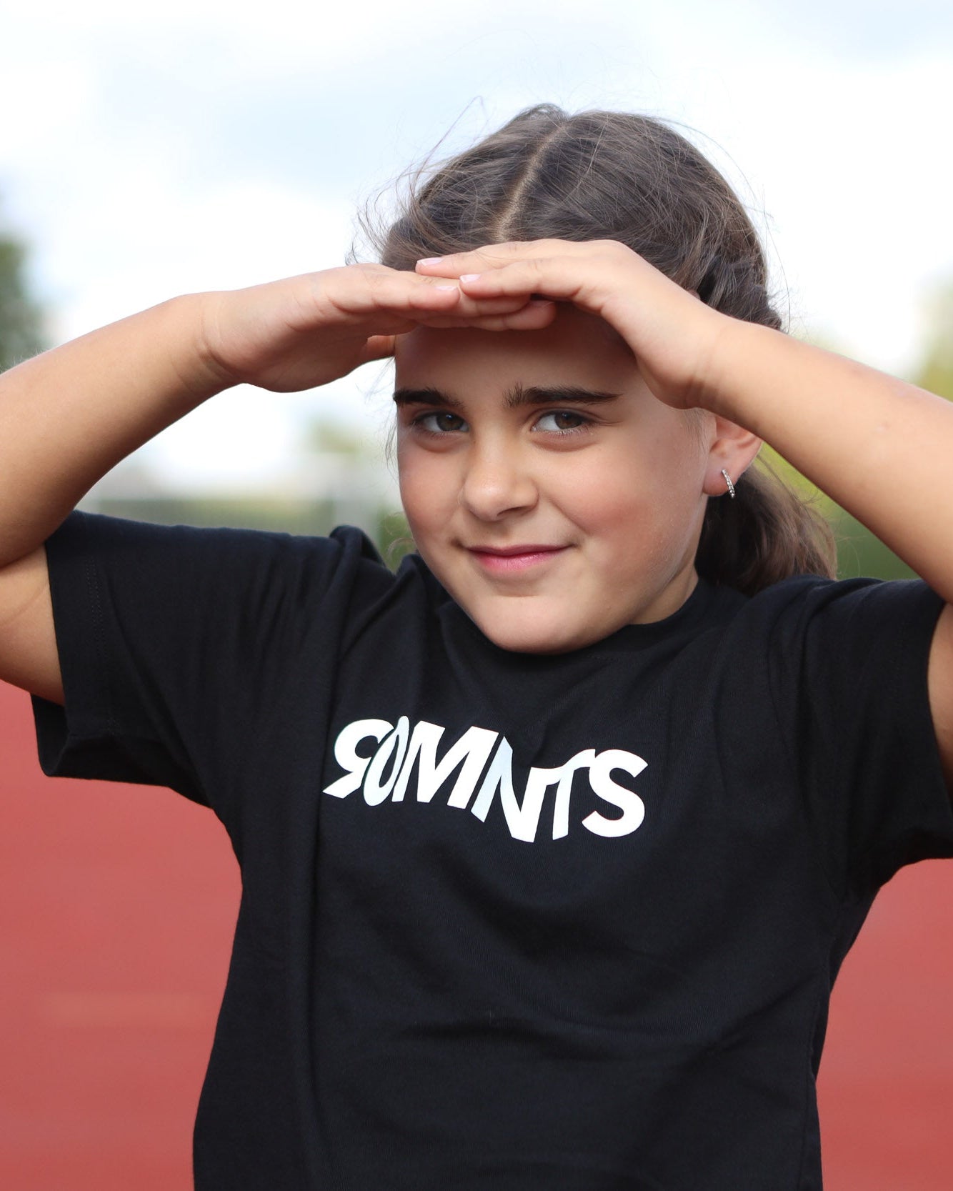 Kind trägt 90 Core T-Shirt in schwarz mit weißem Print