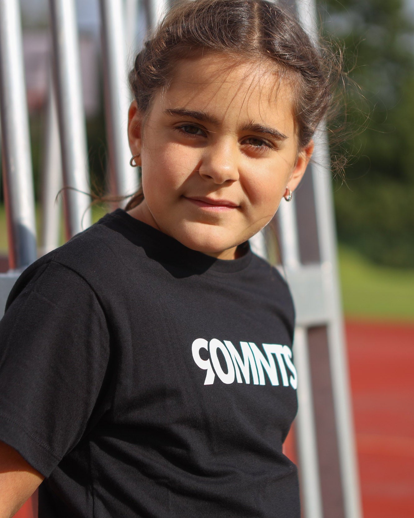 Kind trägt 90 Core T-Shirt in schwarz mit weißem Print