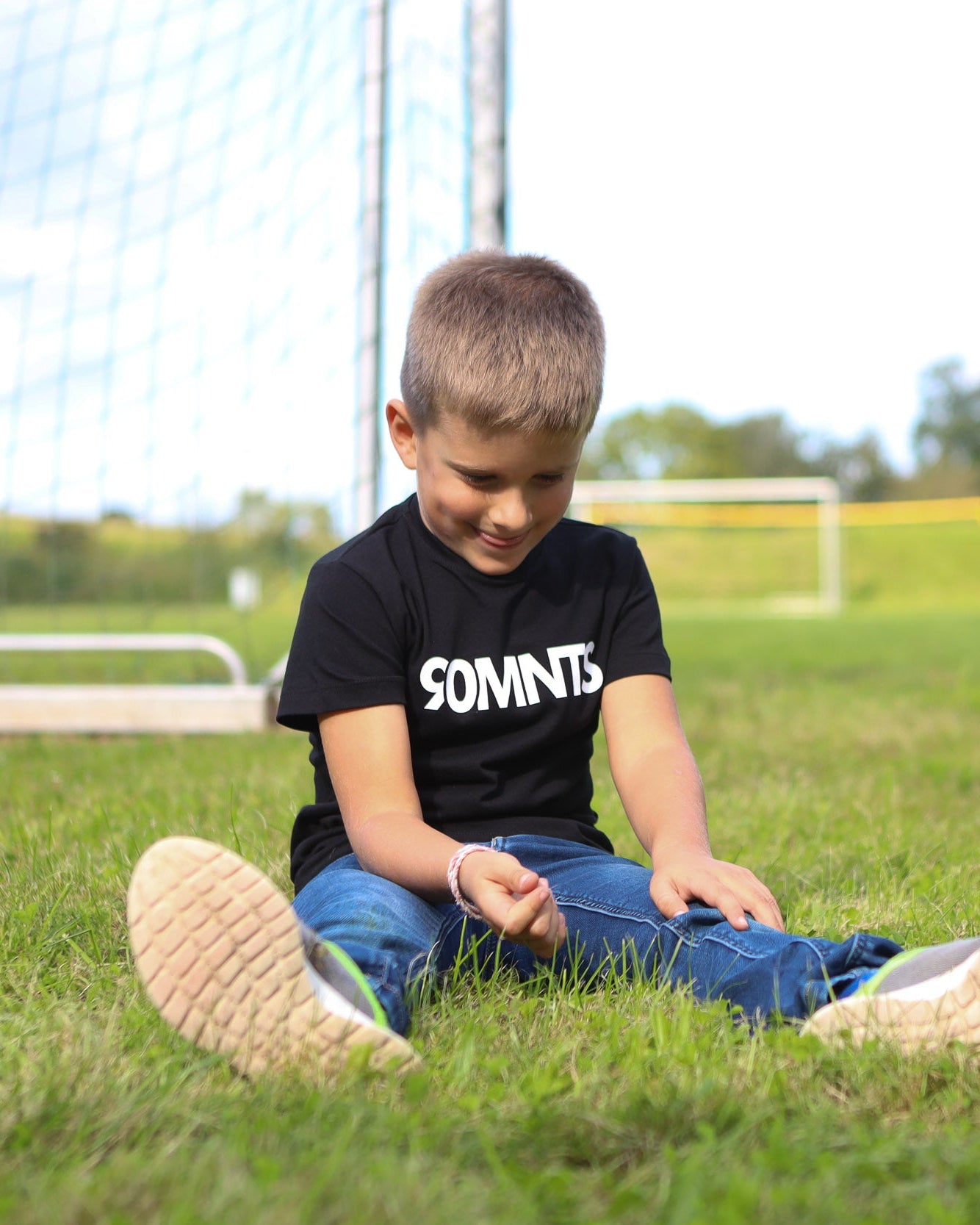 Kind trägt 90 Core T-Shirt in schwarz mit weißem Print