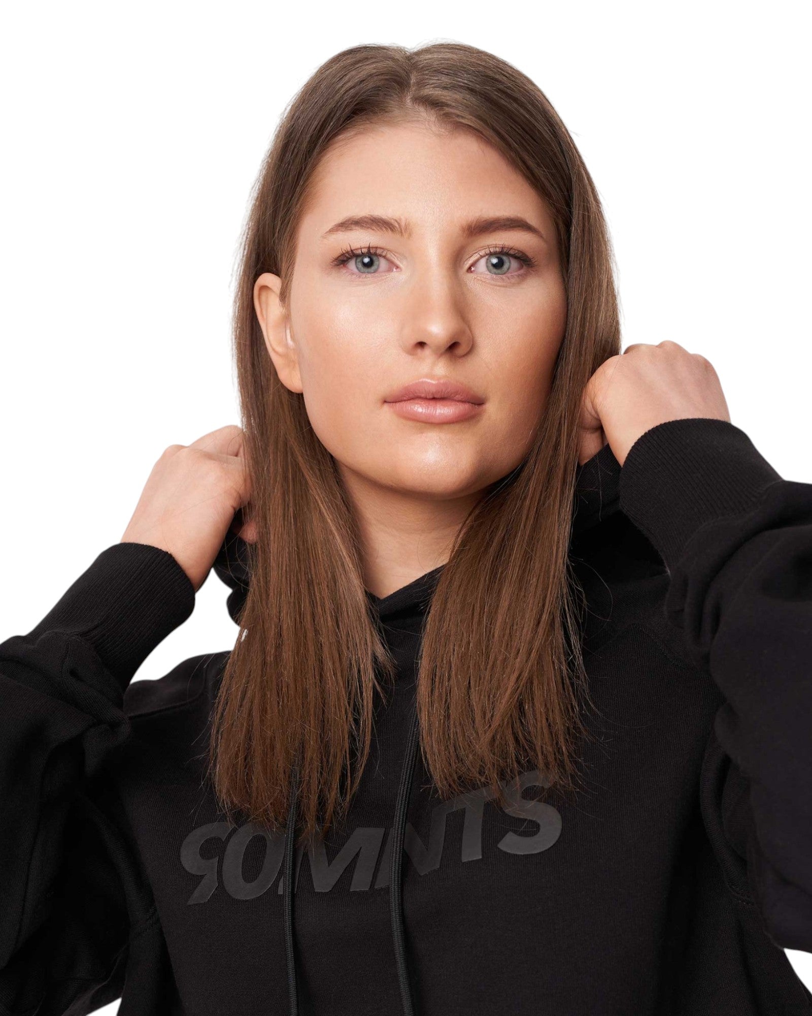 Weibliches Model trägt den 90 Core Hoodie Black on Black Print - Frontansicht