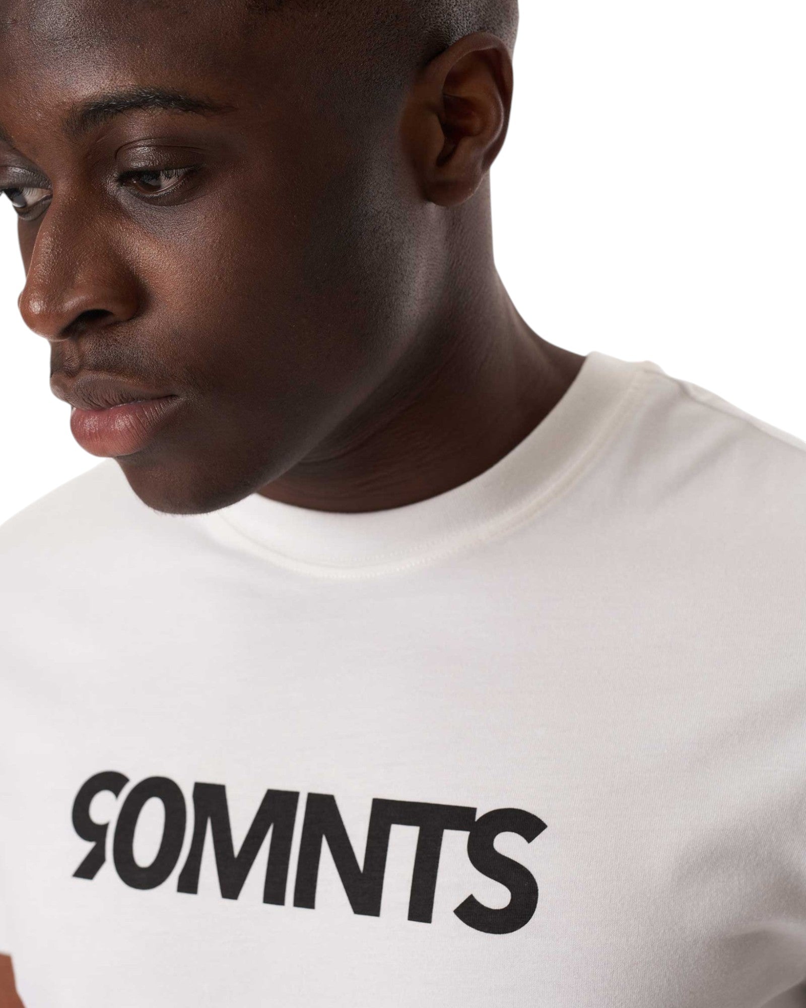 Männliches Model trägt das 90 Core T-Shirt weiß - Nahaufnahme