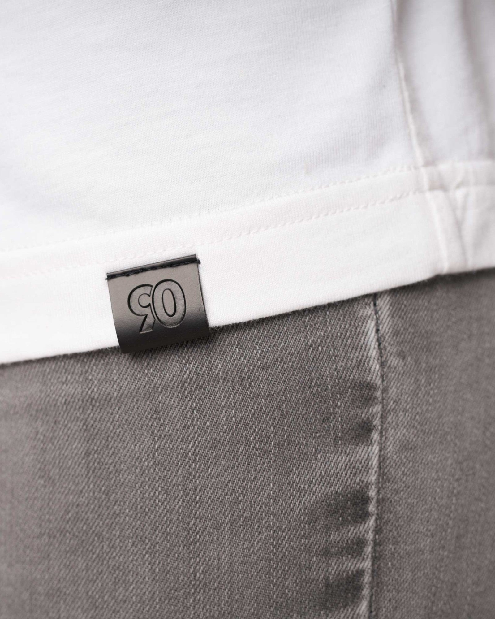 Nahaufnahme Patch am unteren Rand des Shirts