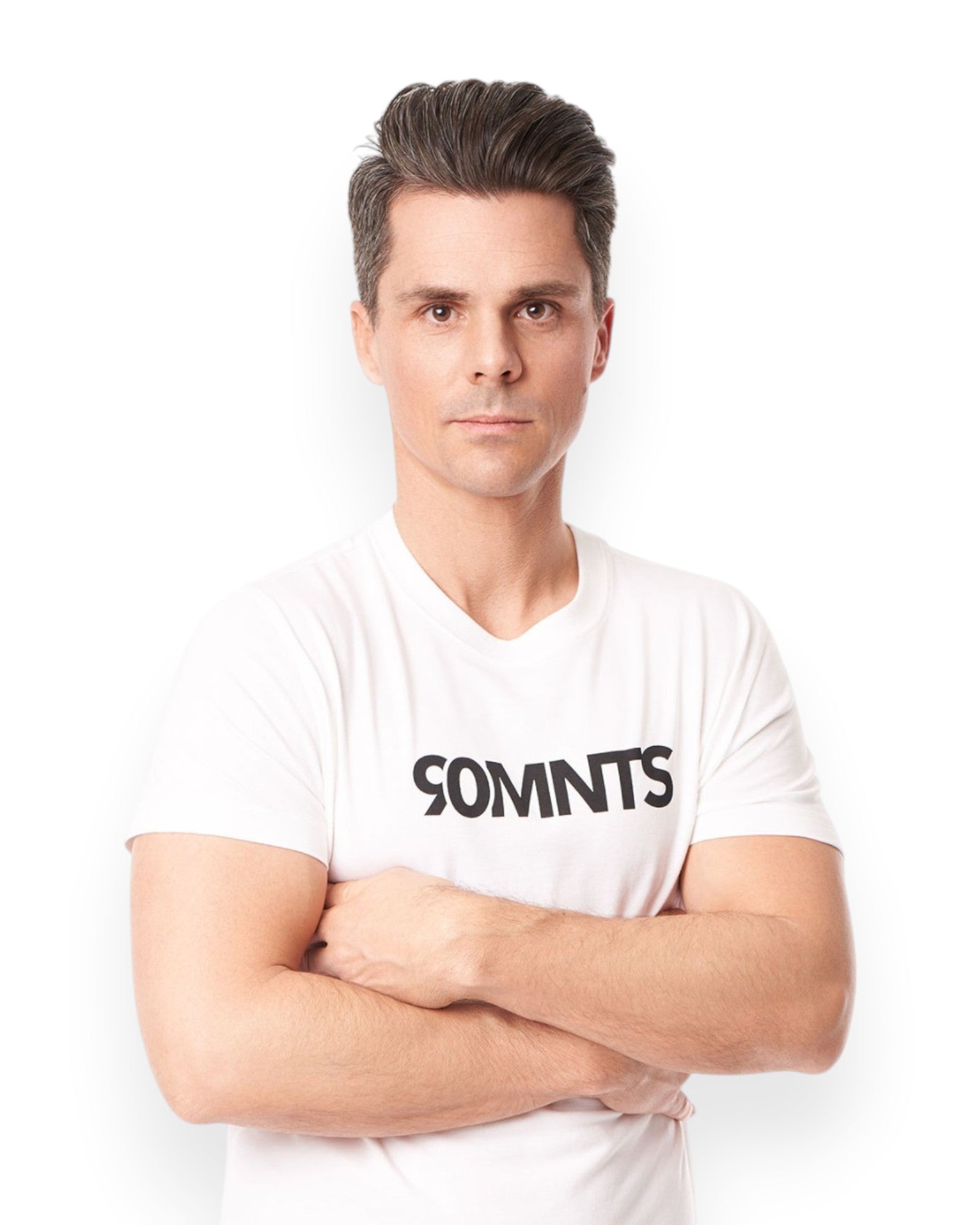 Männliches Model trägt das 90 Core T-Shirt weiß