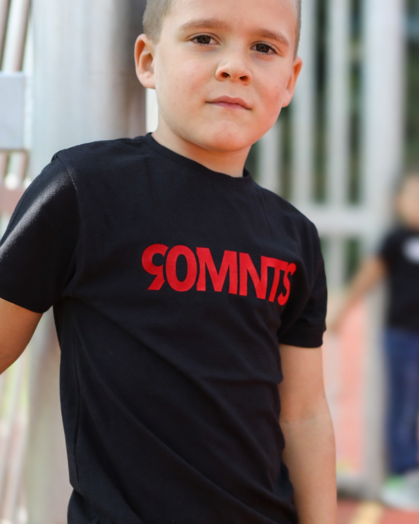 Kind trägt 90 Core T-Shirt in schwarz mit roten Print