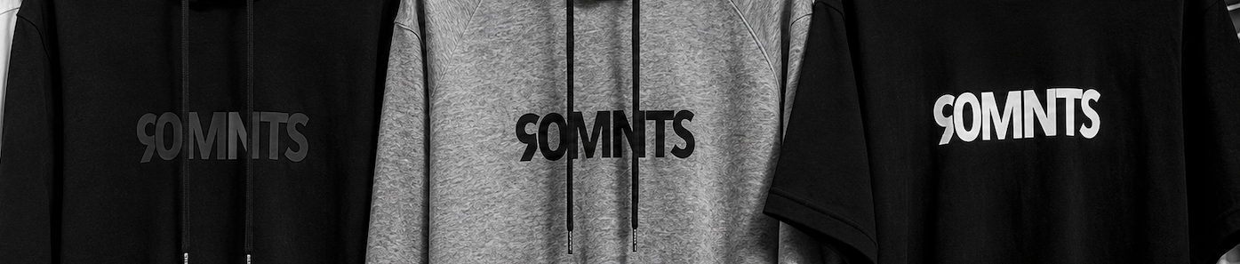 Präsentation der Core Kollektion von 90MNTS: Hoodie in schwarz, Hoodie in Grau, schwarzes T-Shirt