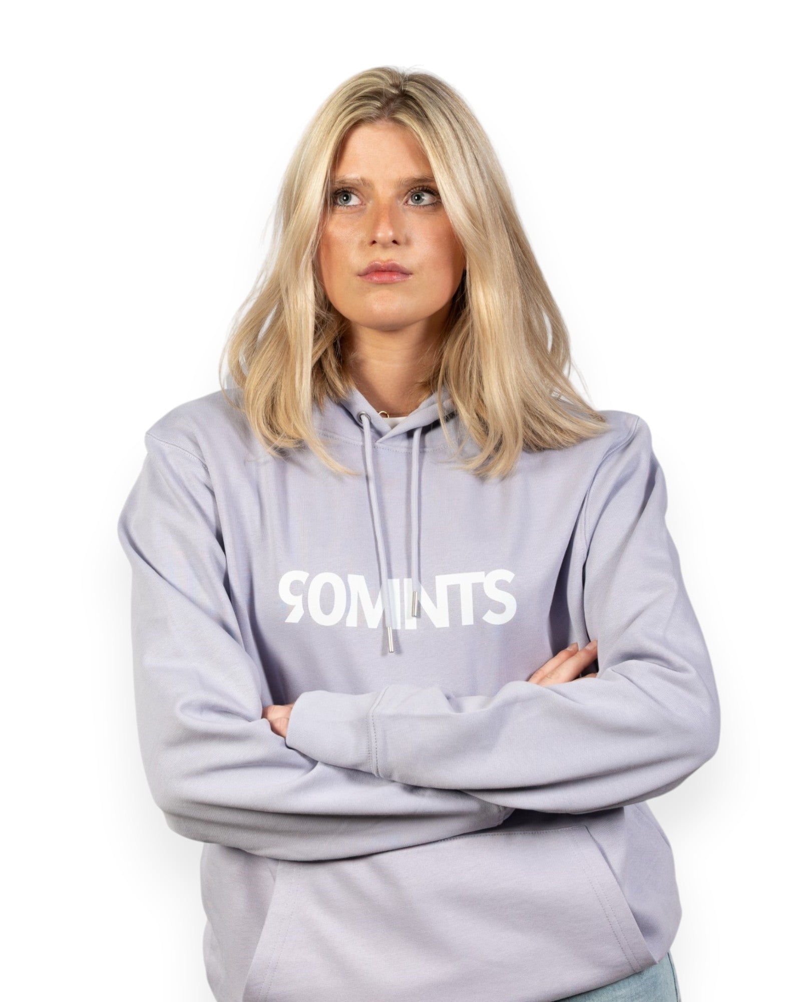 Weibliches Model trägt BE PART OF THE GAME Hoodie in Lavendel mit 90MNTS Print in Lila
