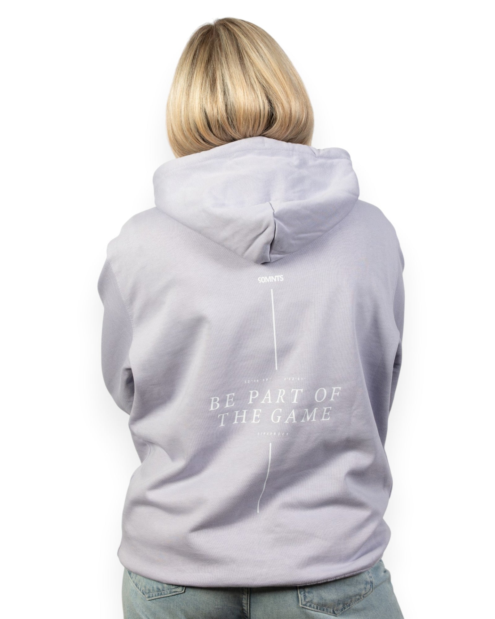 Weibliches Model trägt BE PART OF THE GAME Hoodie in Lavendel mit Backprint in weiß