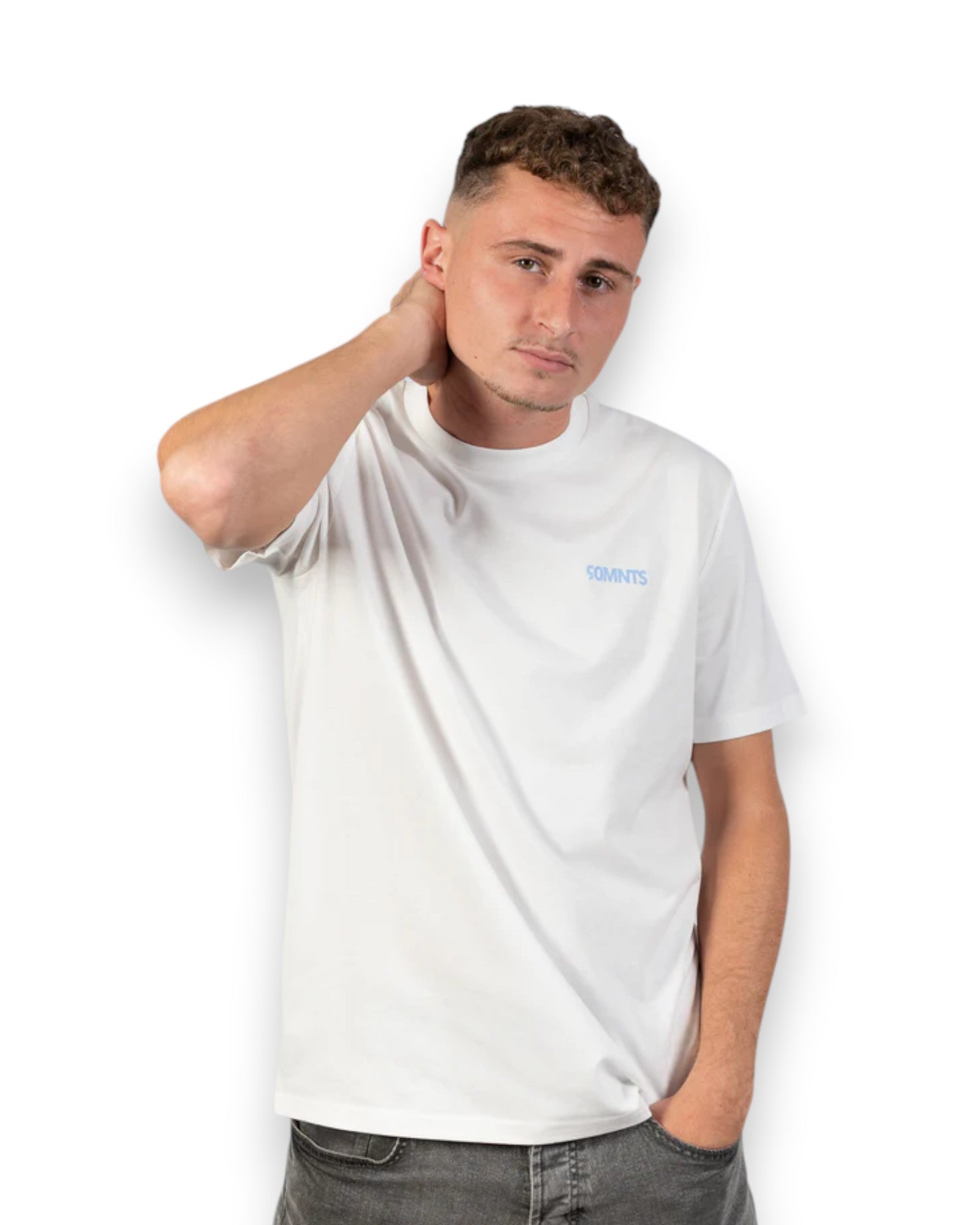 Männliches Model trägt 90MNTS T-Shirt in weiß mit kleinem Print in blau