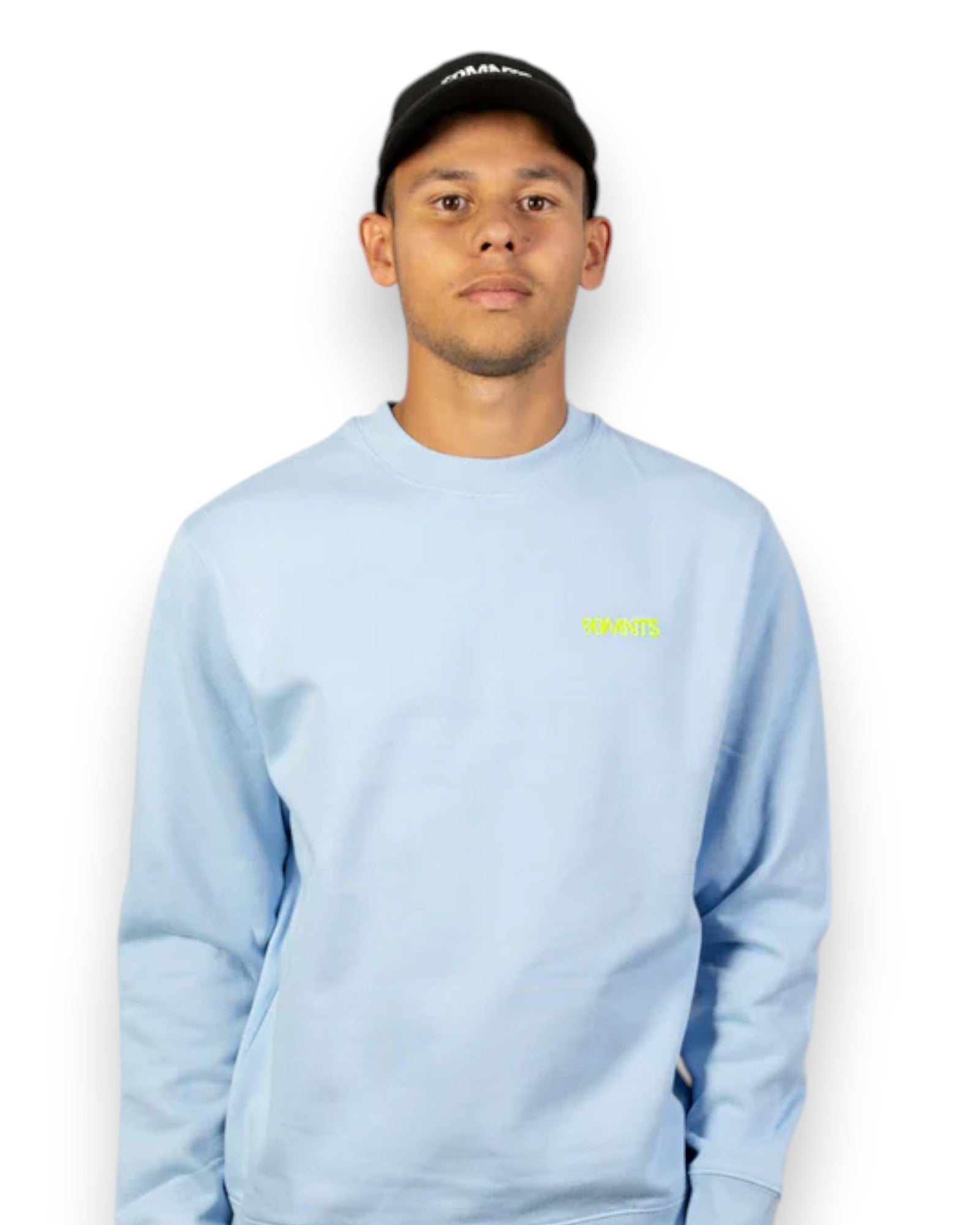 Männliches Model trägt 90MNTS Colour Sweater in blau mit gelben Print