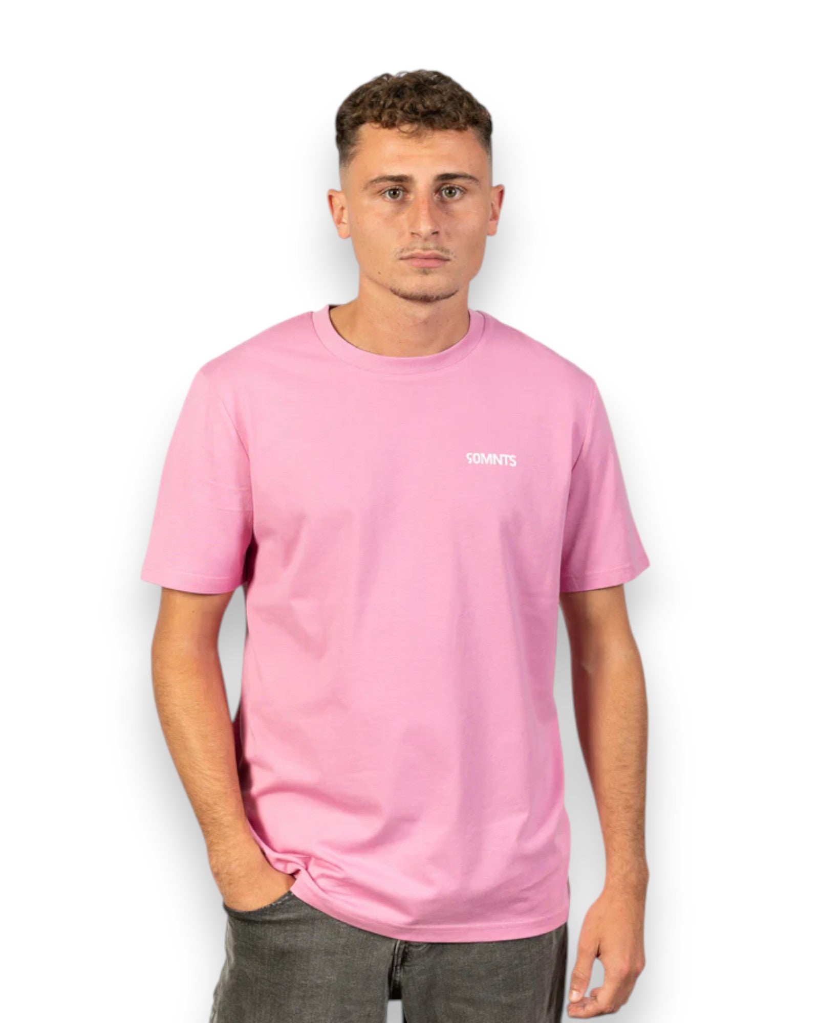 Männliches Model trägt 90MNTS T-Shirt in pink mit kleinem Print in weiß