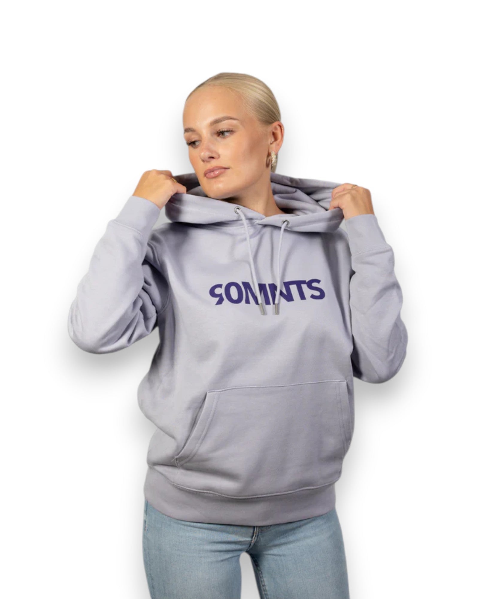 Weibliches Model trägt BE PART OF THE GAME Hoodie in Lavendel