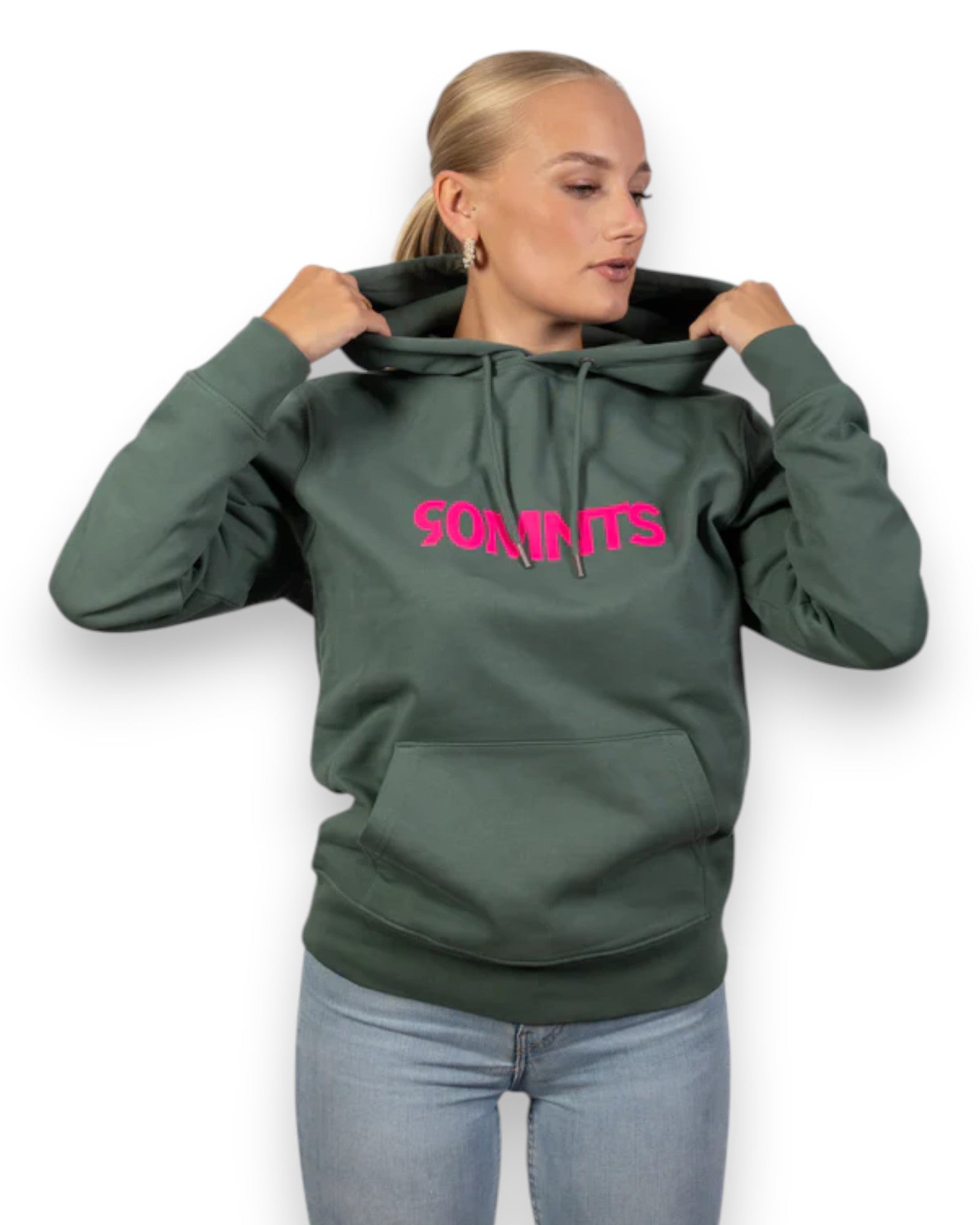 Weibliches Model BE PART OF THE GAME Hoodie in Petrol mit 90MNTS Print in Pink