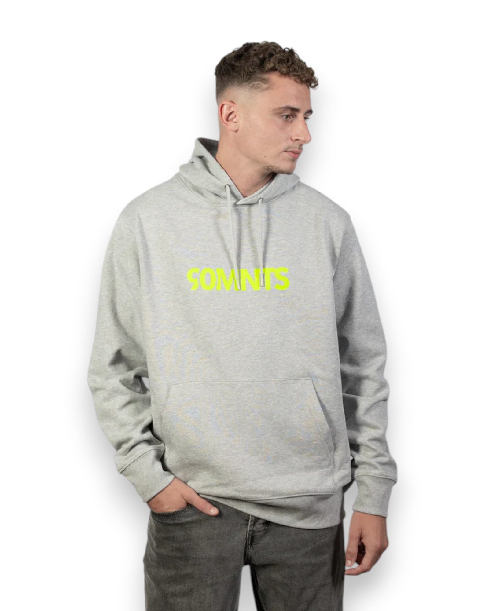 Männliches Model trägt BE PART OF THE GAME Hoodie in Grau mit Print in Gelb