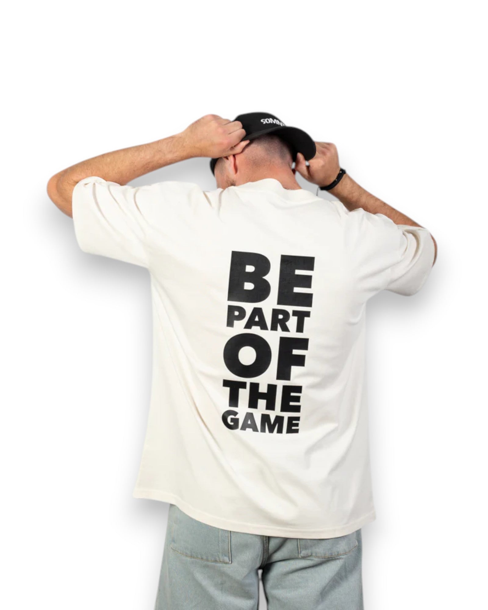 Männliches Model trägt BE PART OF THE GAME Oversized T-Shirt in Creme mit schwarzem Print - Rückansicht