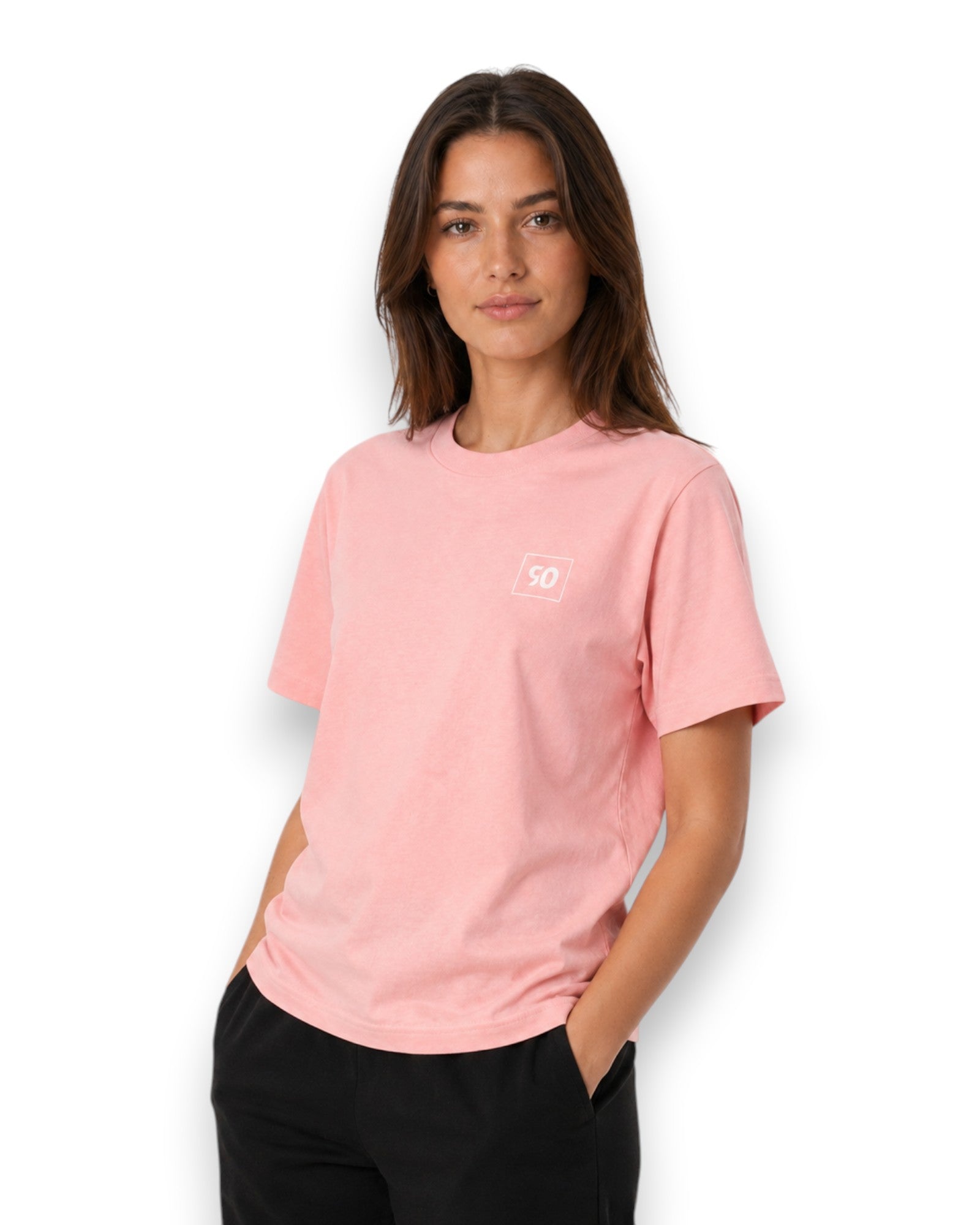 Weibliches Model trägt BE PART OF THE GAME Oversized T-Shirt in pink mit weißen Print