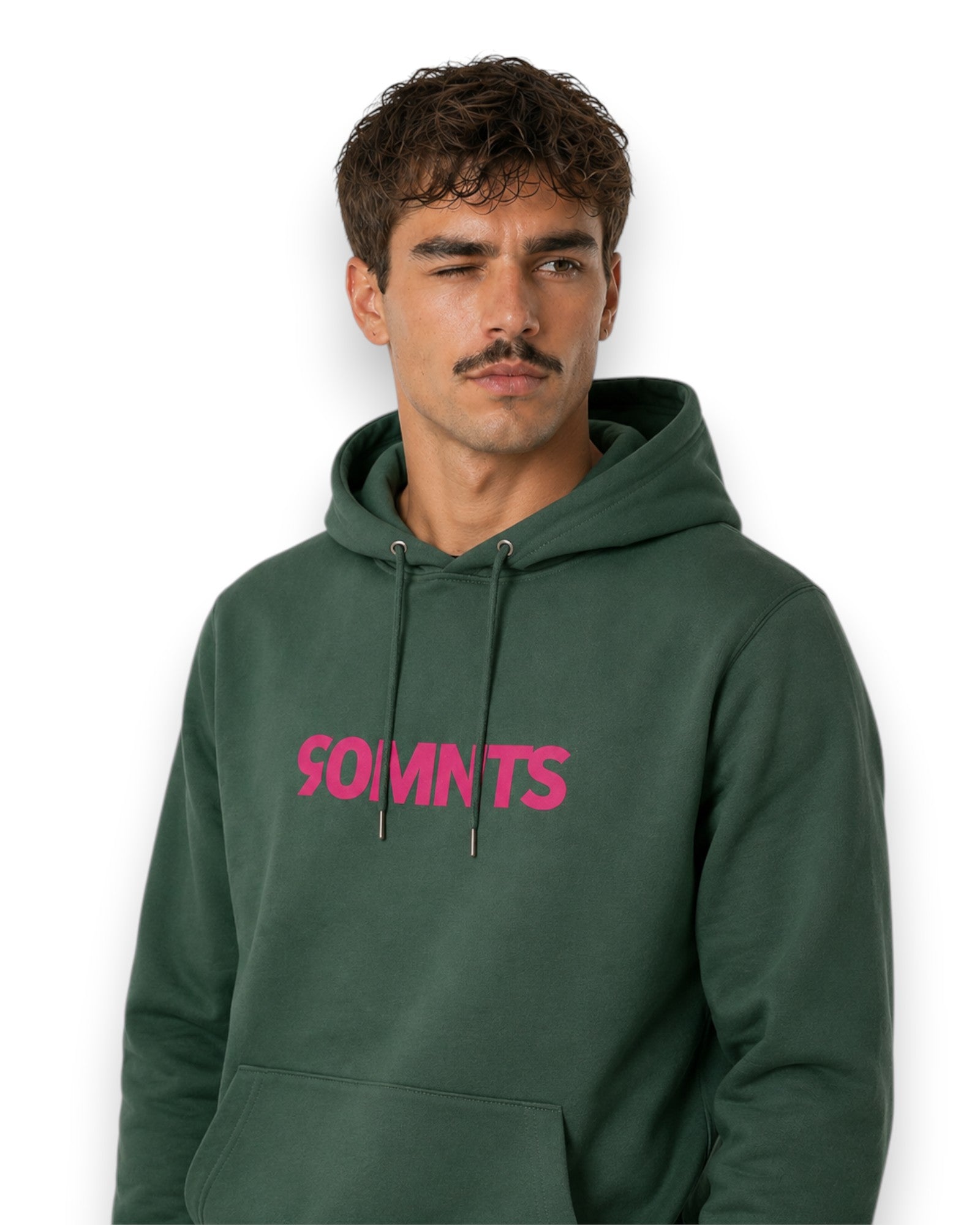 Männliches Model trägt BE PART OF THE GAME Hoodie in Petrol mit 90MNTS Print in Pink