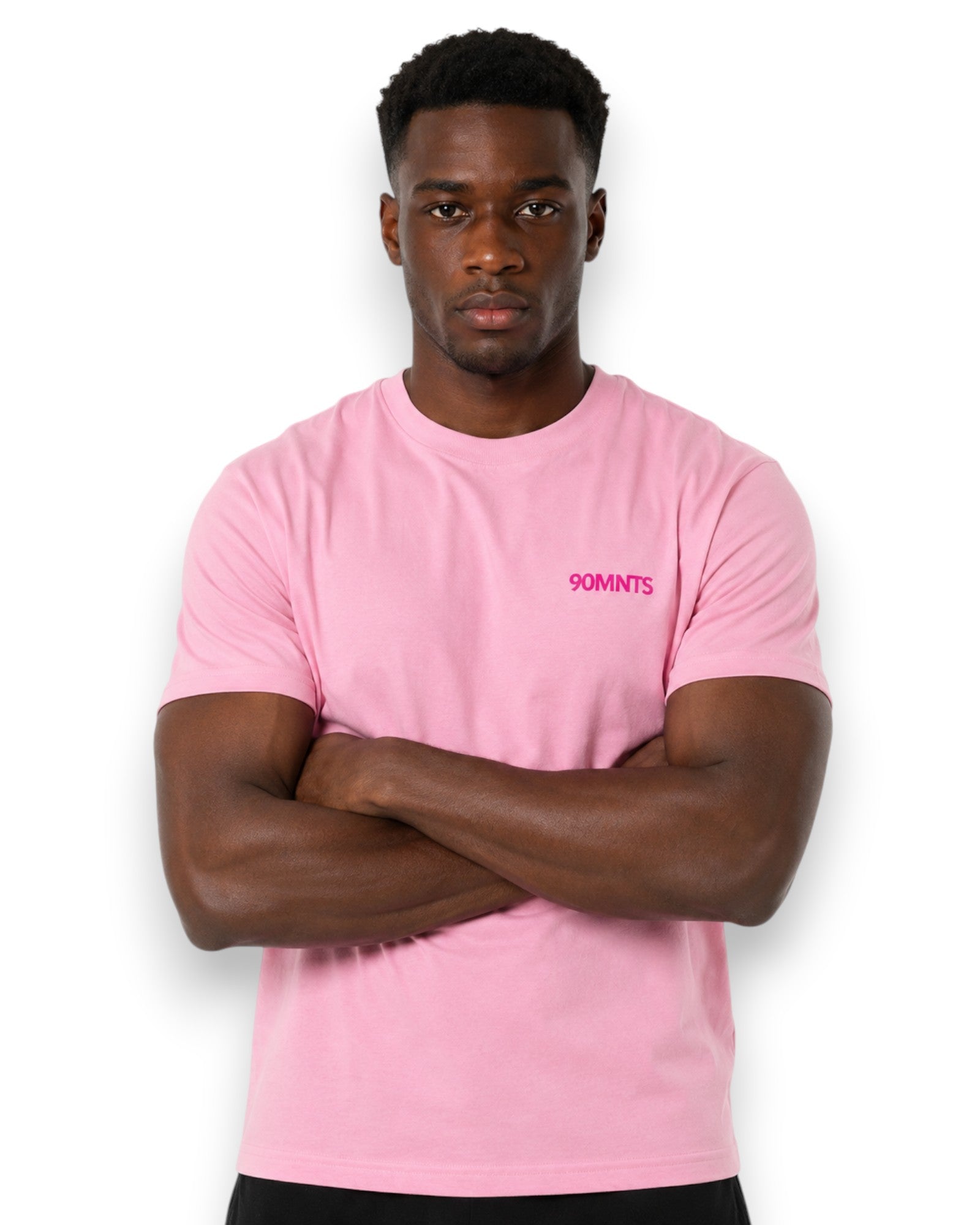 Männliches Model trägt 90MNTS T-Shirt in pink mit kleinem Print in pink