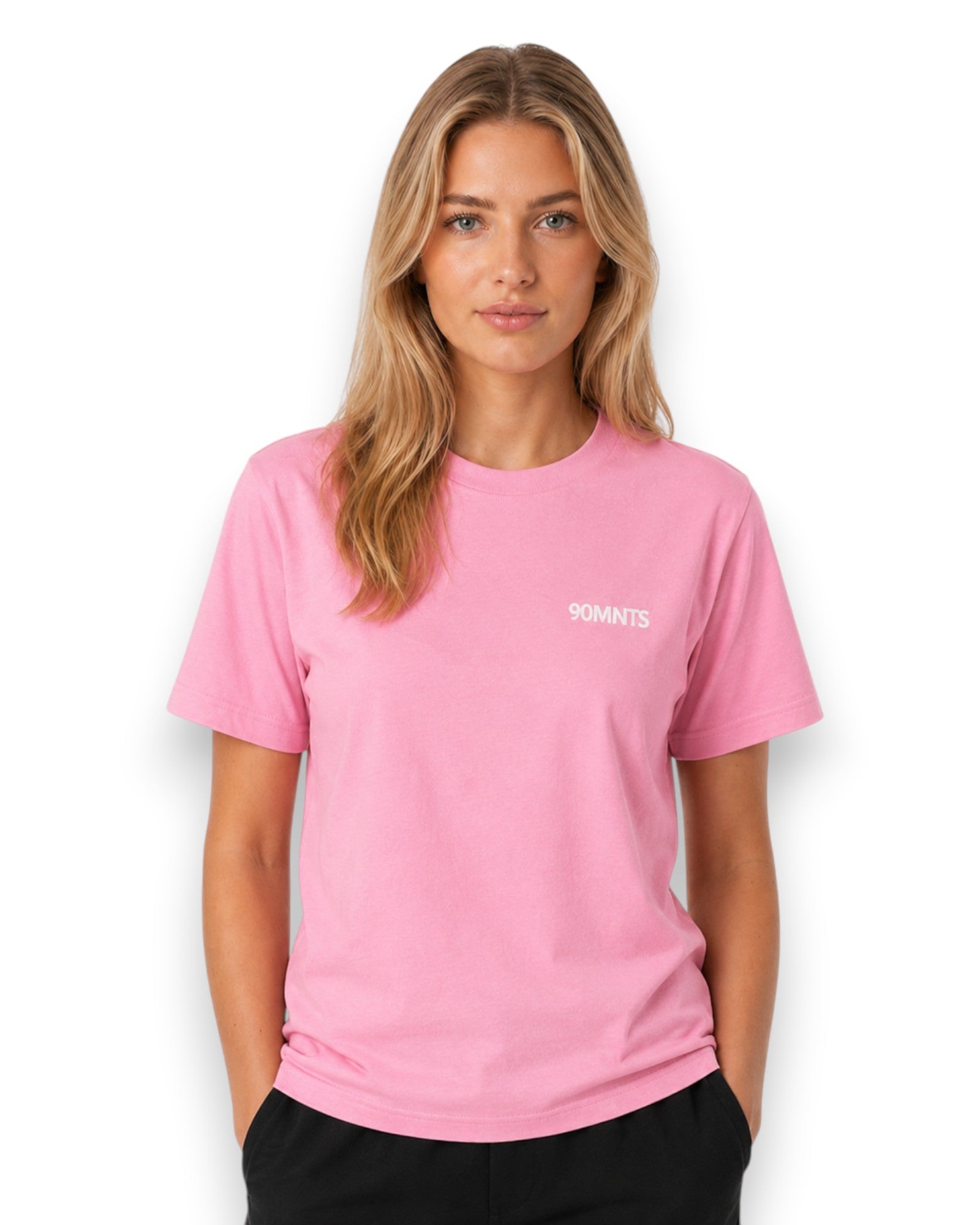 Weibliches Model trägt 90MNTS T-Shirt in pink mit kleinem Print in weiß