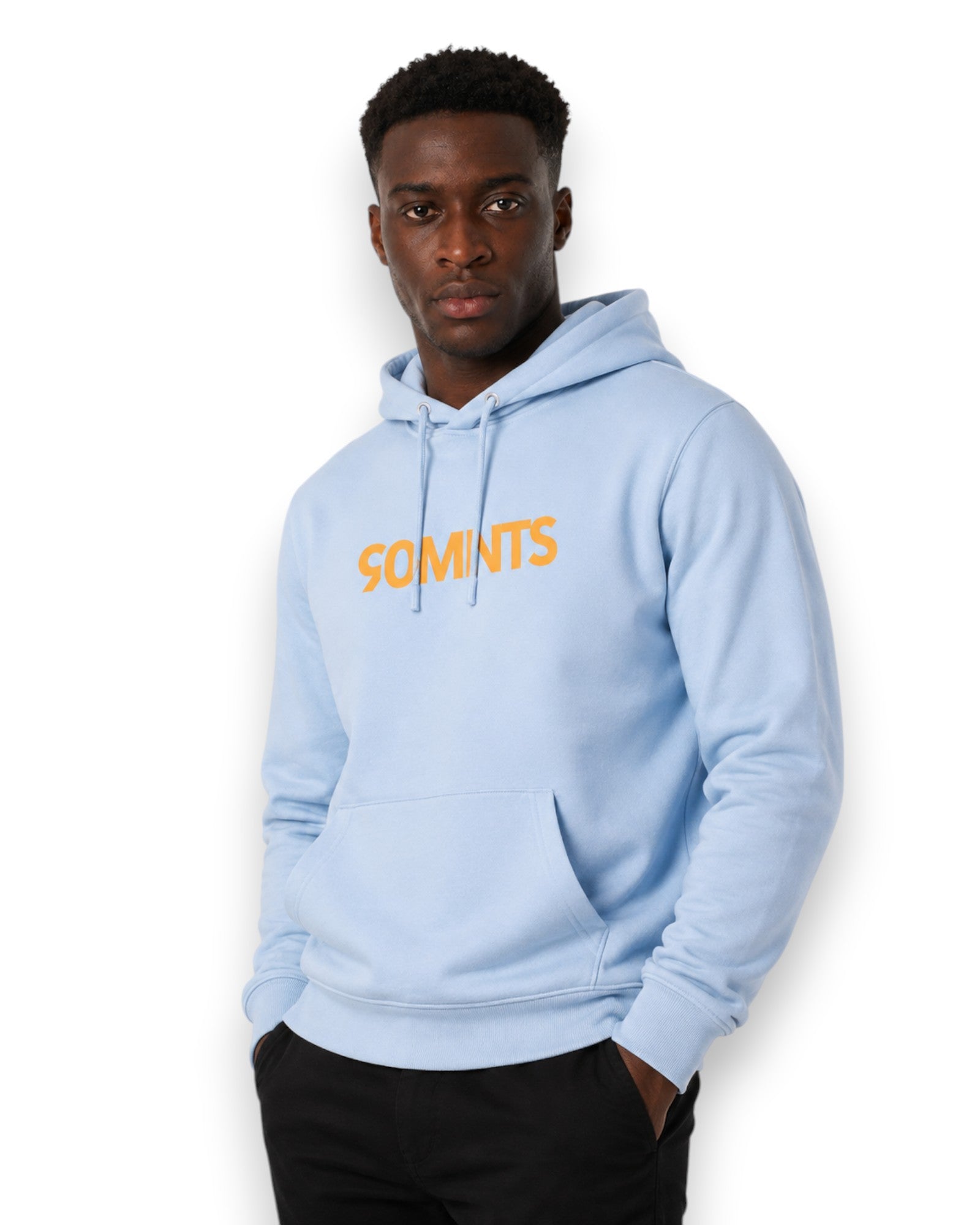 Männliches Model trägt BE PART OF THE GAME Hoodie in Blau mit 90MNTS Print in Orange