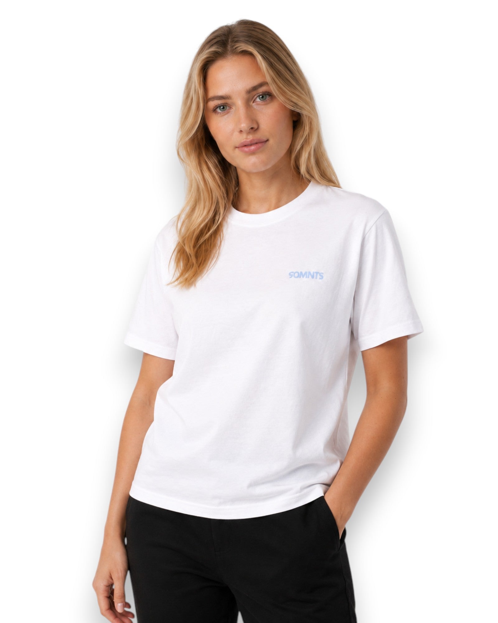 Blondes Model trägt 90MNTS T-Shirt in weiß mit kleinem Print in blau