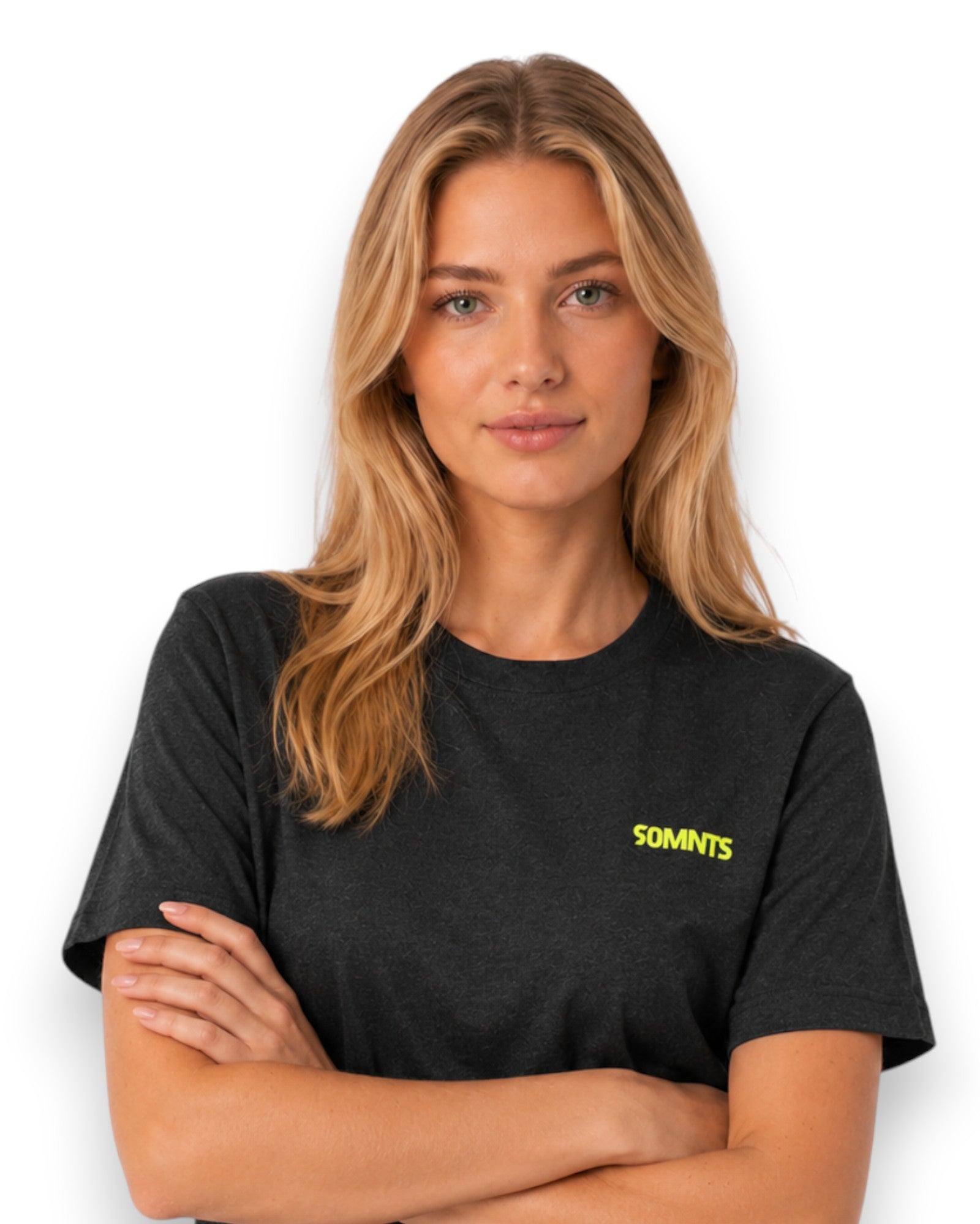 Weibliches Model trägt 90MNTS T-Shirt in dunkelgrau mit kleinem Print in gelb