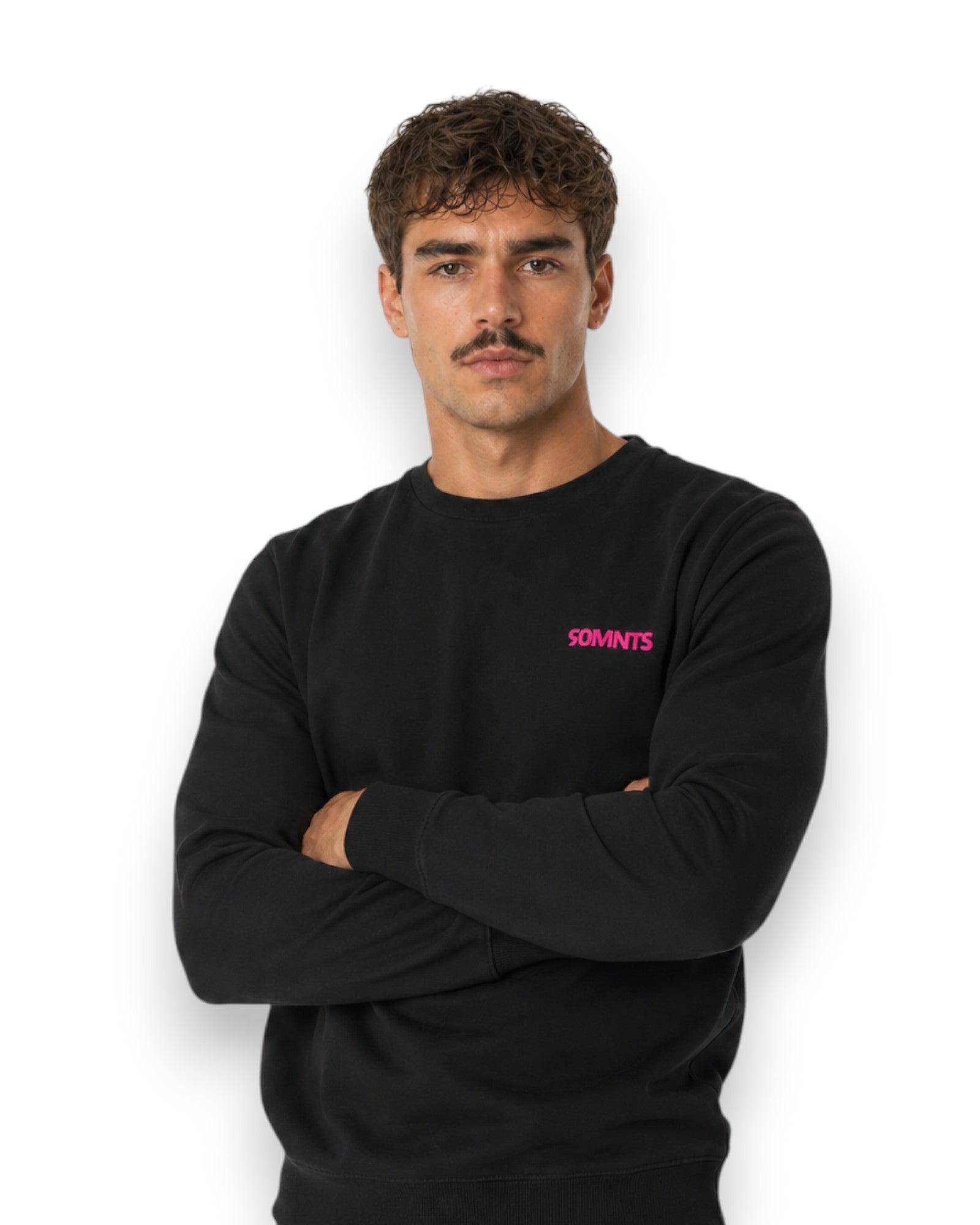 Männliches Model trägt 90 Colour Sweater in Schwarz mit pinken Print