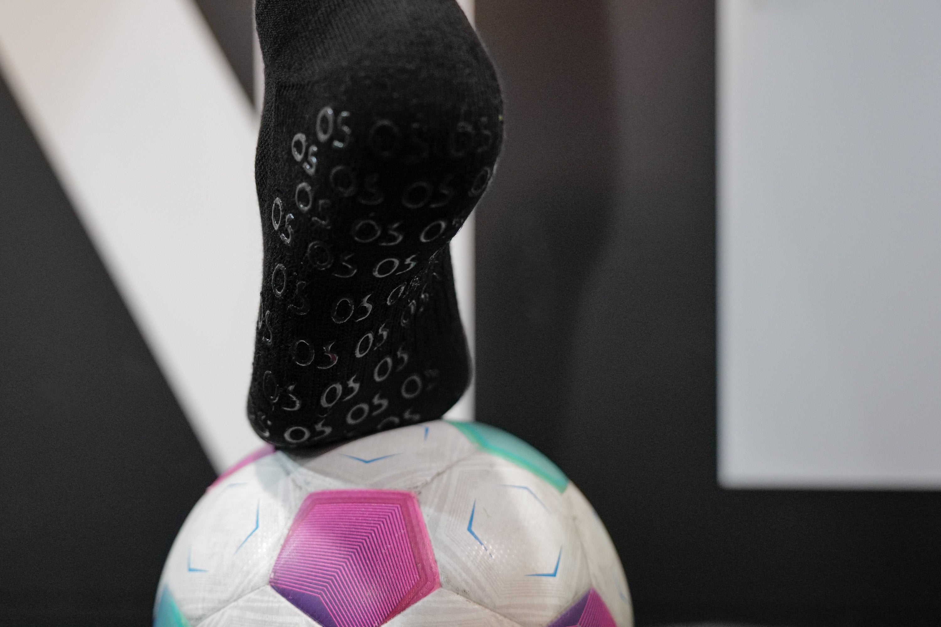 Fußballer berührt mit der Core Socke den Fußball
