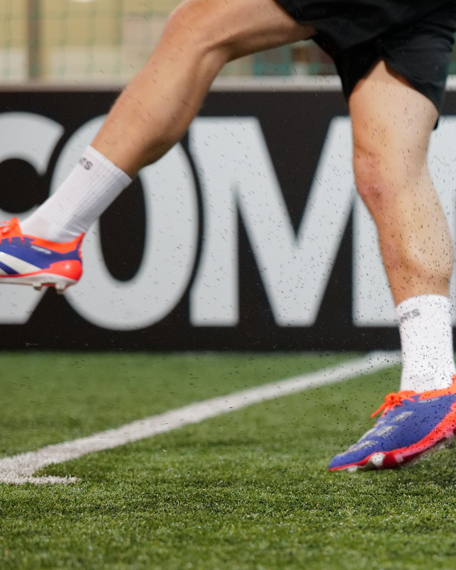 Fußballer in einer Schussbewegung mit den 90 Core Socken