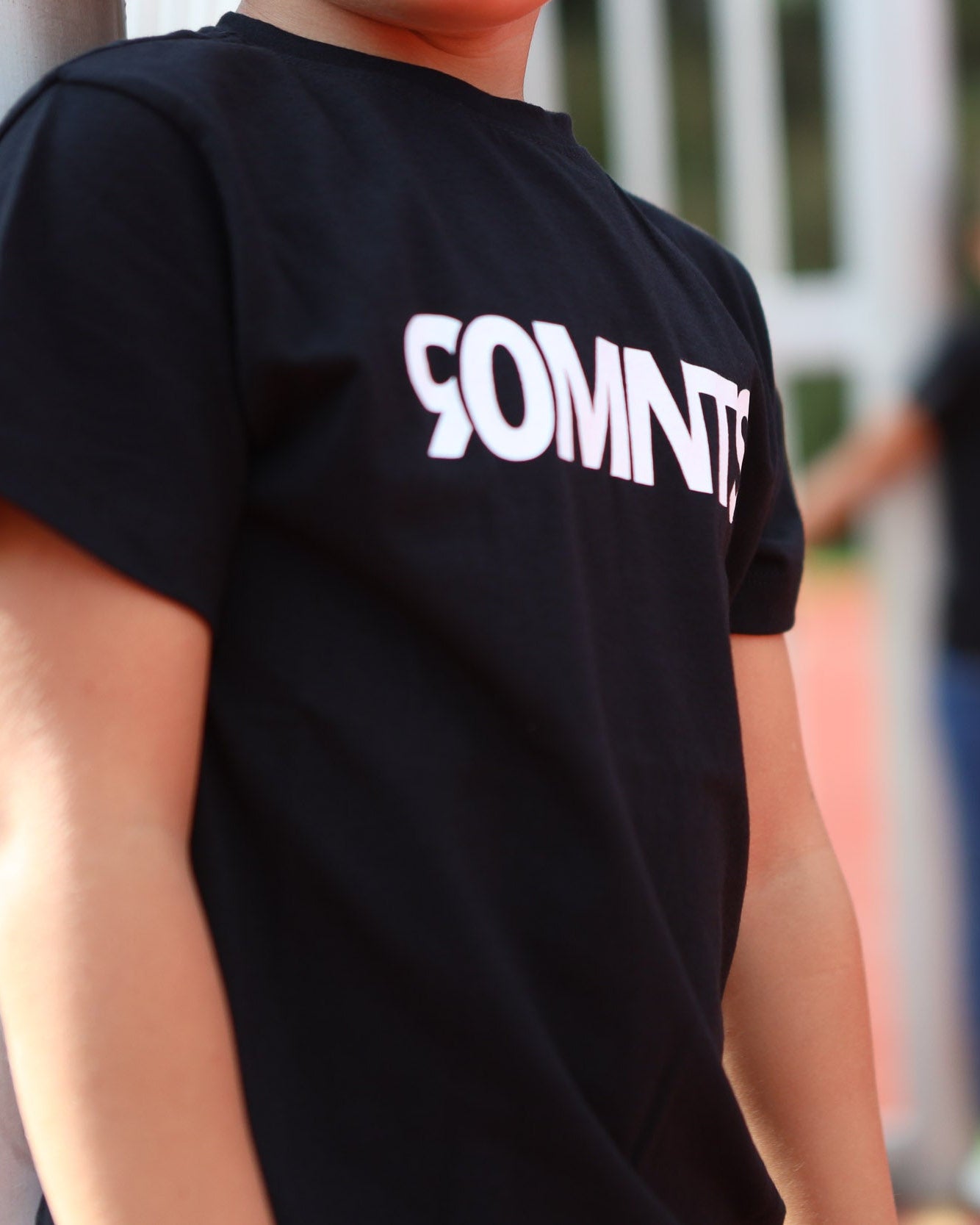 Kind trägt 90 Core T-Shirt in schwarz mit weißem Print