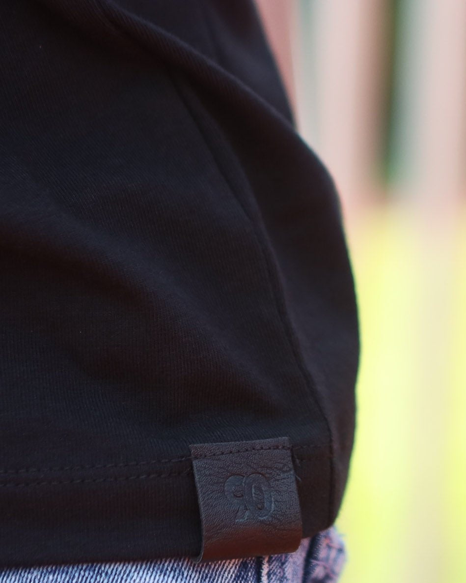 Nahaufnahme 90 Patch am unteren Rand des Shirts