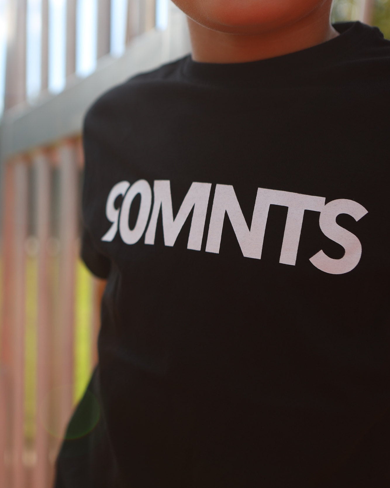 Kind trägt 90 Core T-Shirt in schwarz mit weißem Print