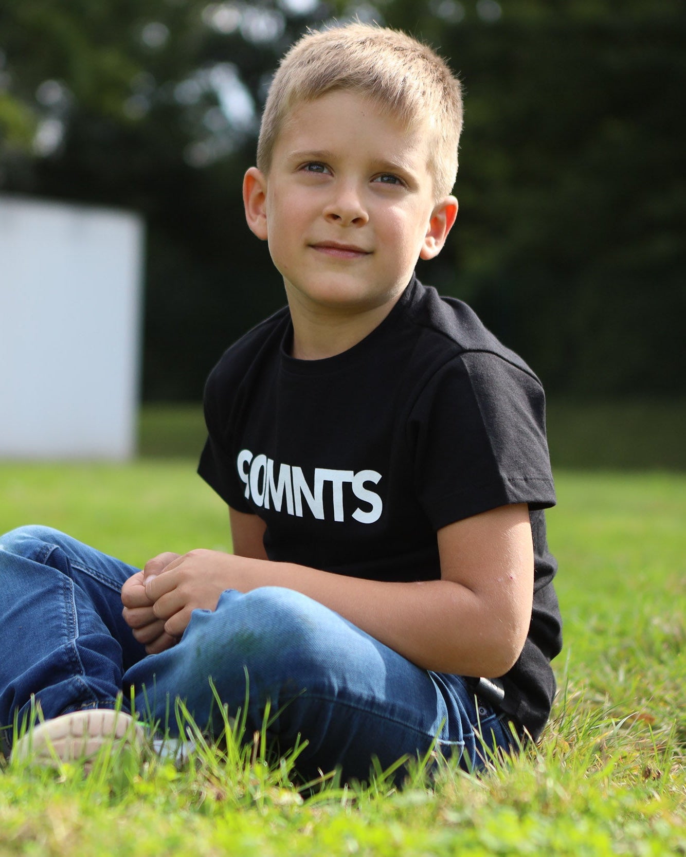 Kind trägt 90 Core T-Shirt in schwarz mit weißem Print