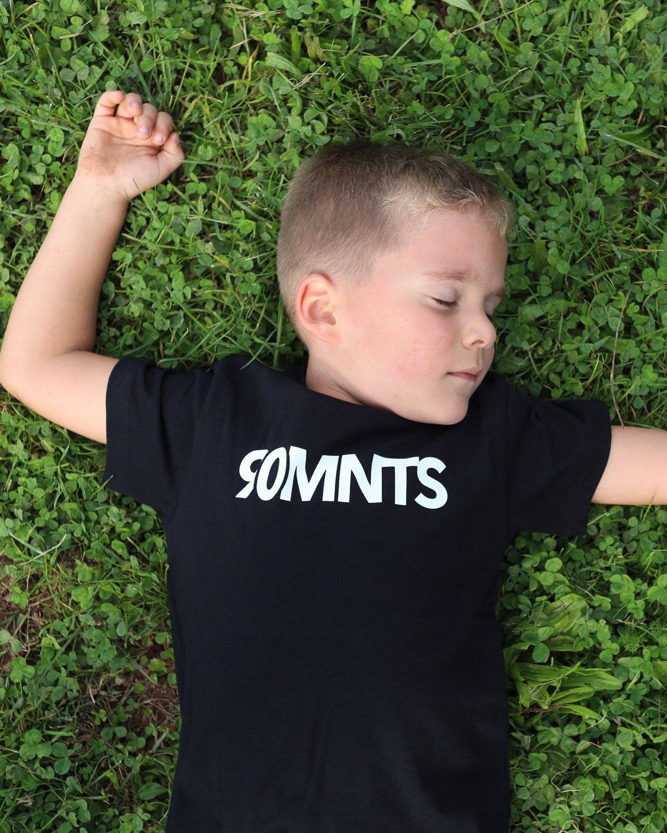 Kind trägt 90 Core T-Shirt in schwarz mit weißem Print