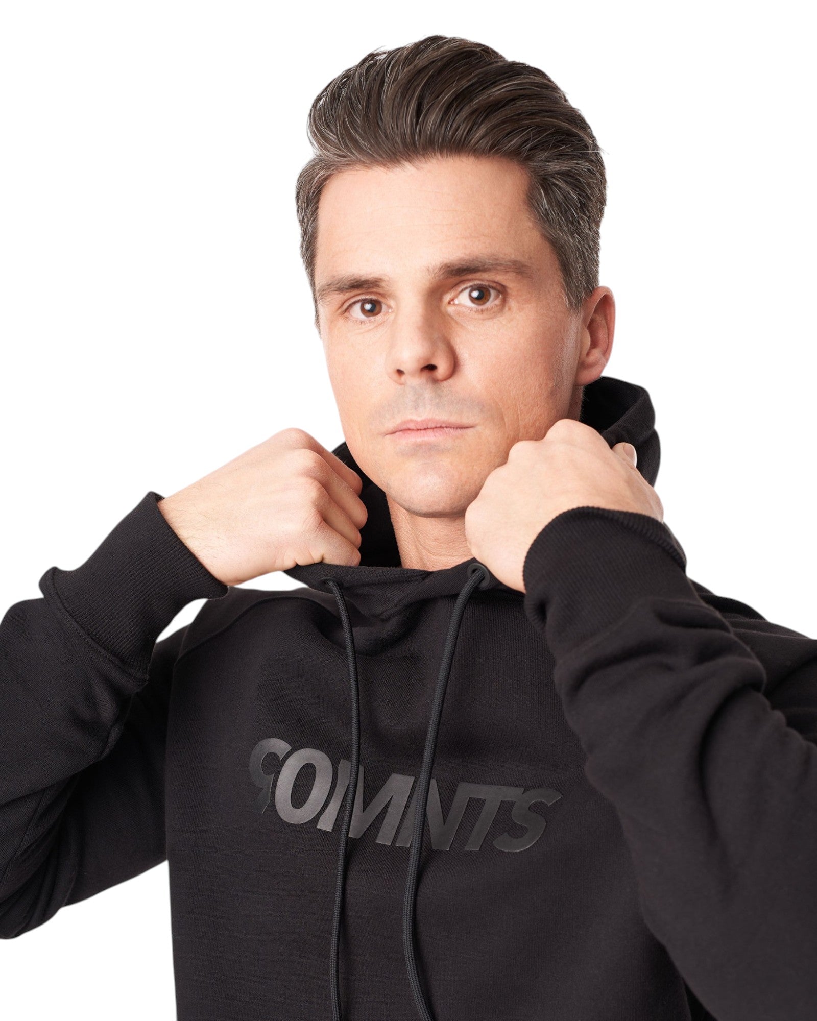 Männliches Model trägt den 90 Core Hoodie Black on Black Print - Frontansicht
