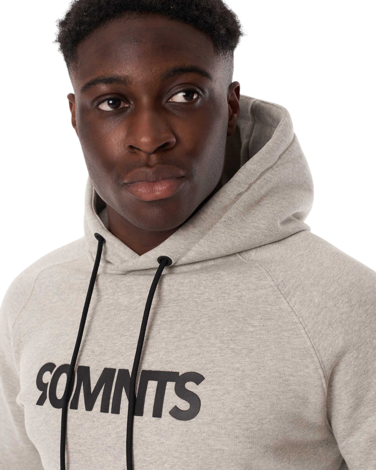 Männliches Model trägt den 90 Core Hoodie Grey