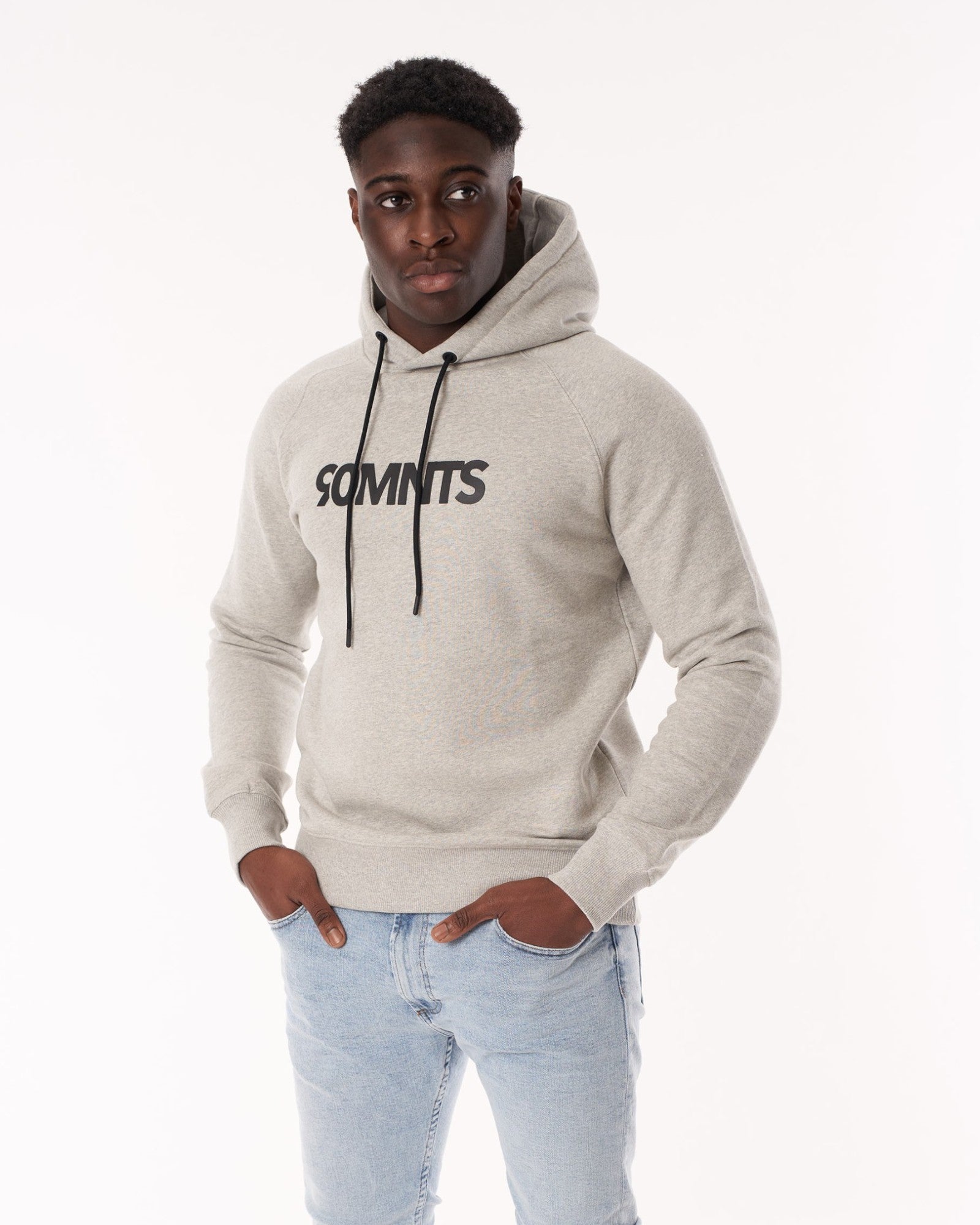 Männliches Model trägt den 90 Core Hoodie Grey