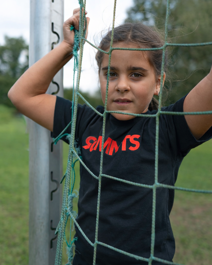 Kind trägt 90 Core T-Shirt in schwarz mit roten Print