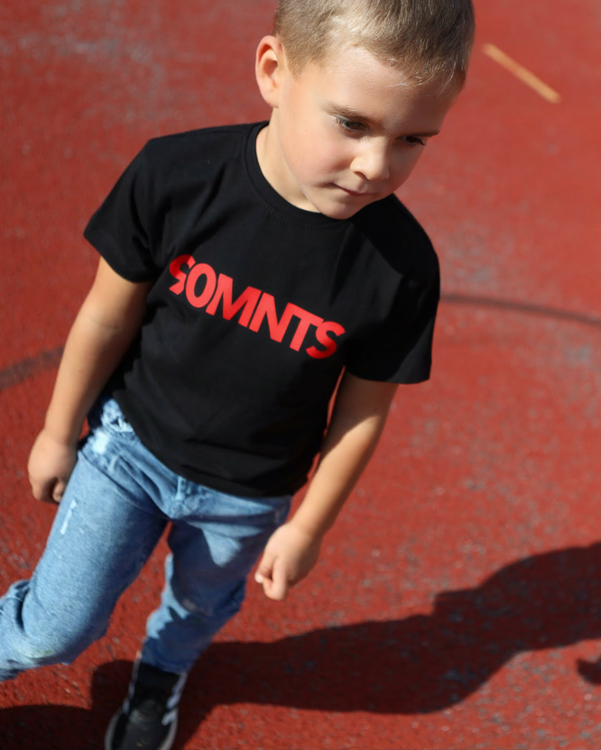 Kind trägt 90 Core T-Shirt in schwarz mit roten Print