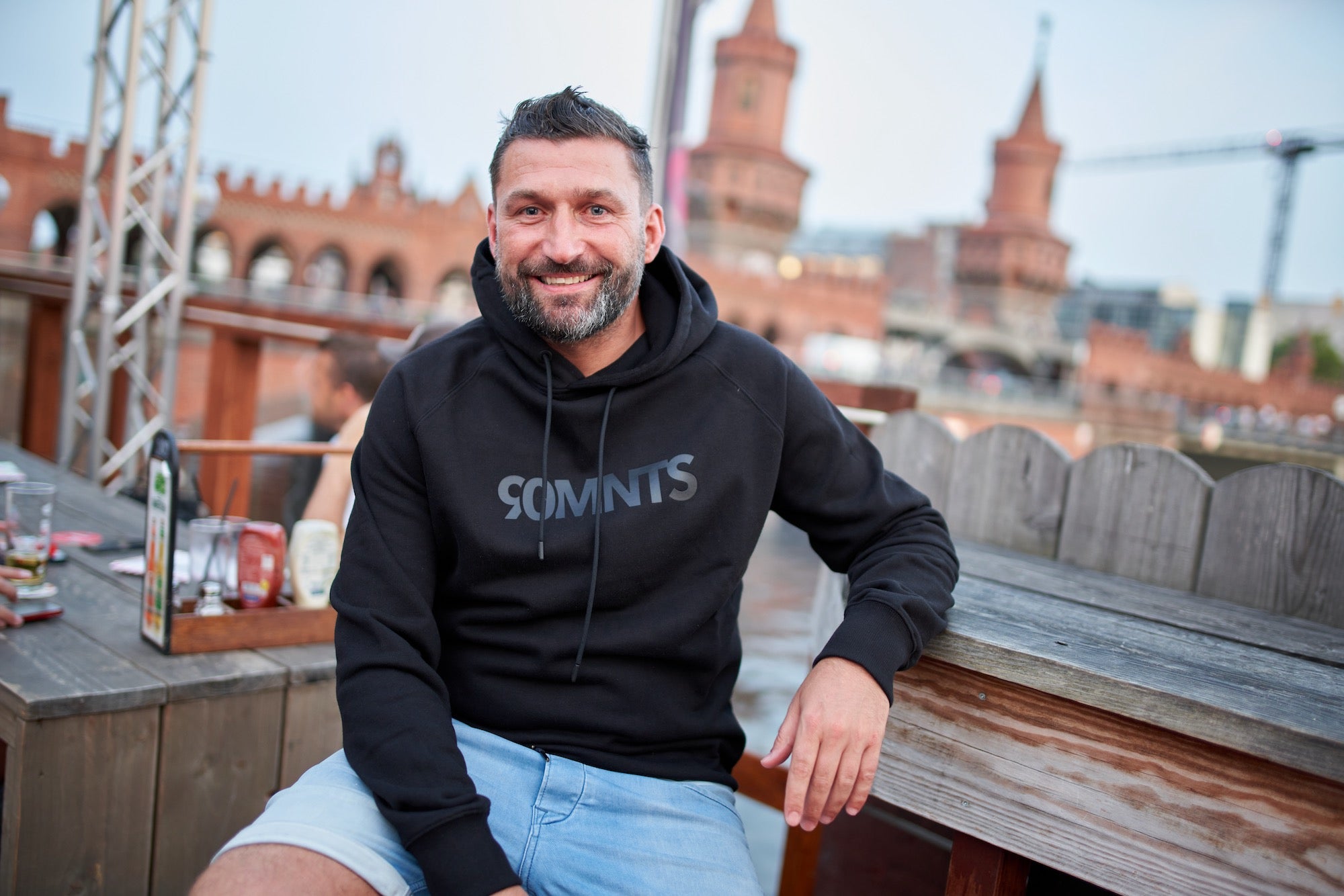 Portraitbild von Torsten Mattuschka mit 90MNTS Core Hoodie in schwarz