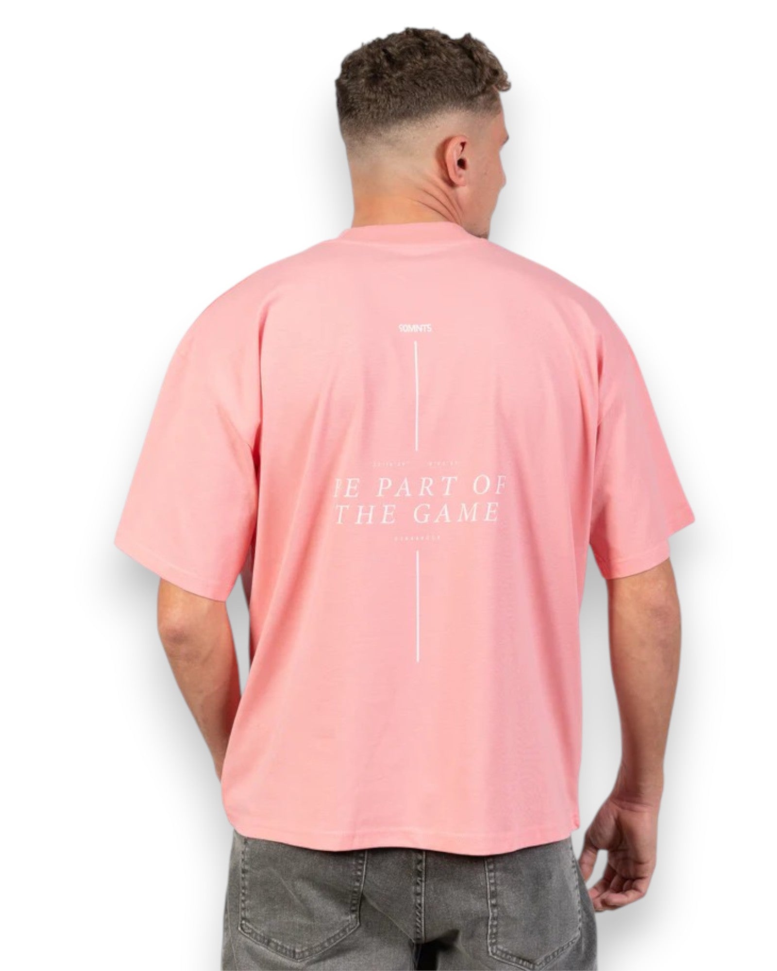 Männliches Model trägt BE PART OF THE GAME Oversized T-Shirt in pink mit weißen Print - Rückansicht