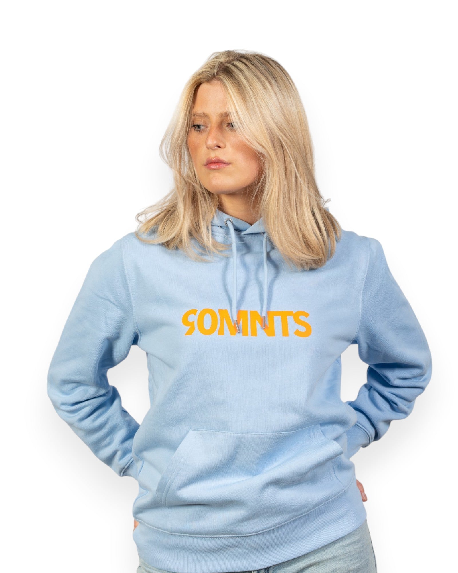 Weibliches Model trägt BE PART OF THE GAME Hoodie in Blau mit 90MNTS Print in Orange