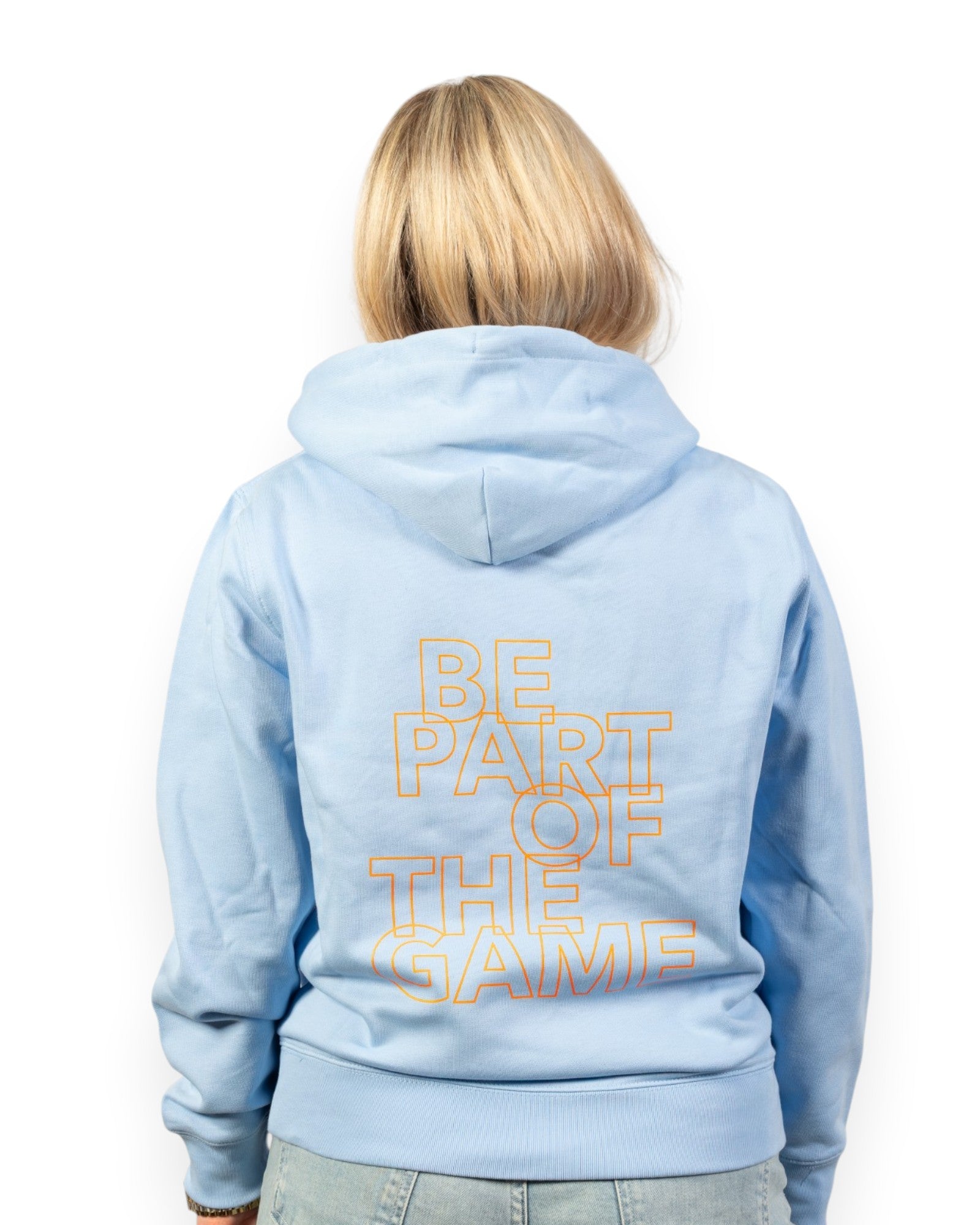 Weibliches Model trägt BE PART OF THE GAME Hoodie in Blau mit Print in Orange