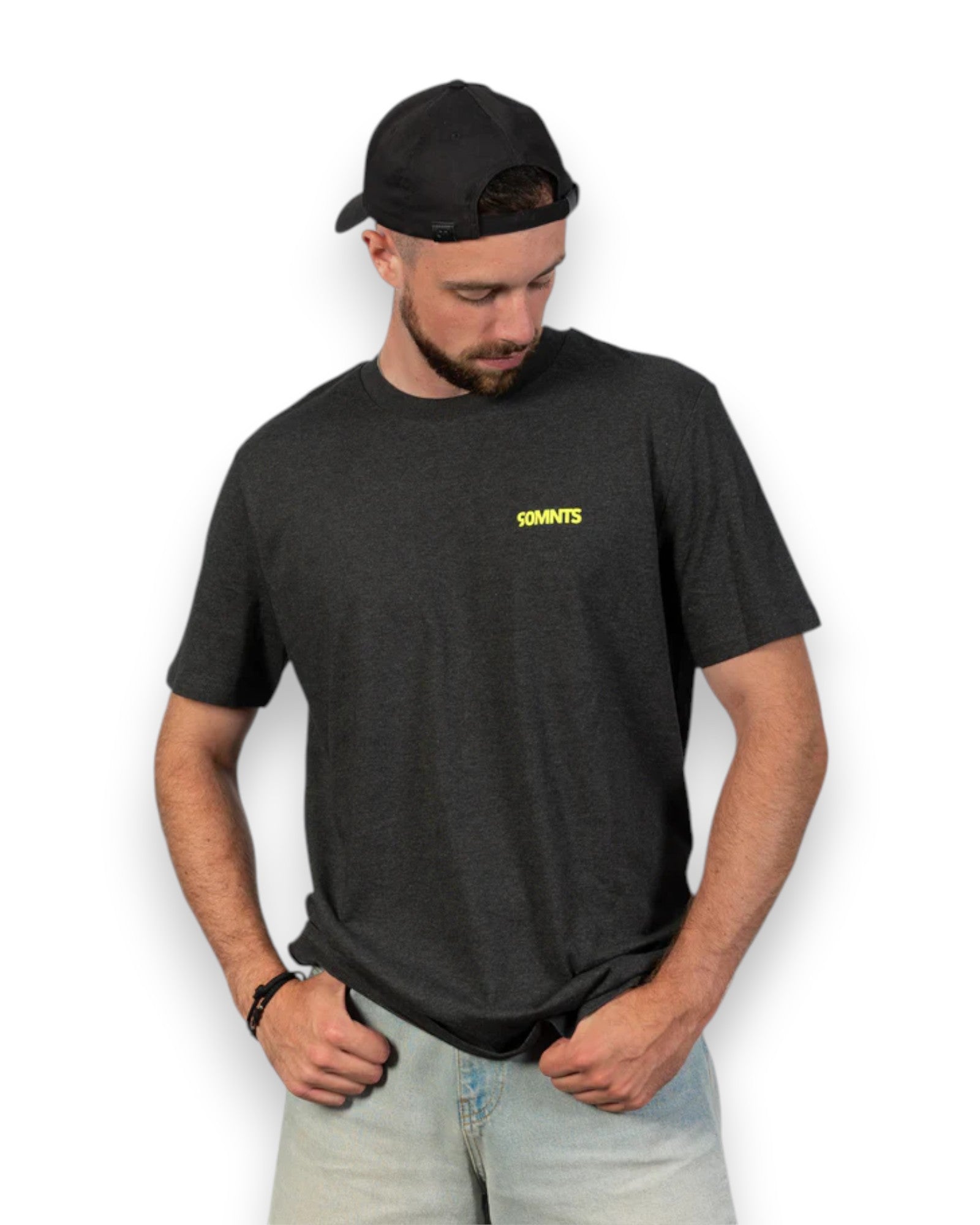 Model trägt 90MNTS T-Shirt in dunkelgrau mit kleinem Print in gelb