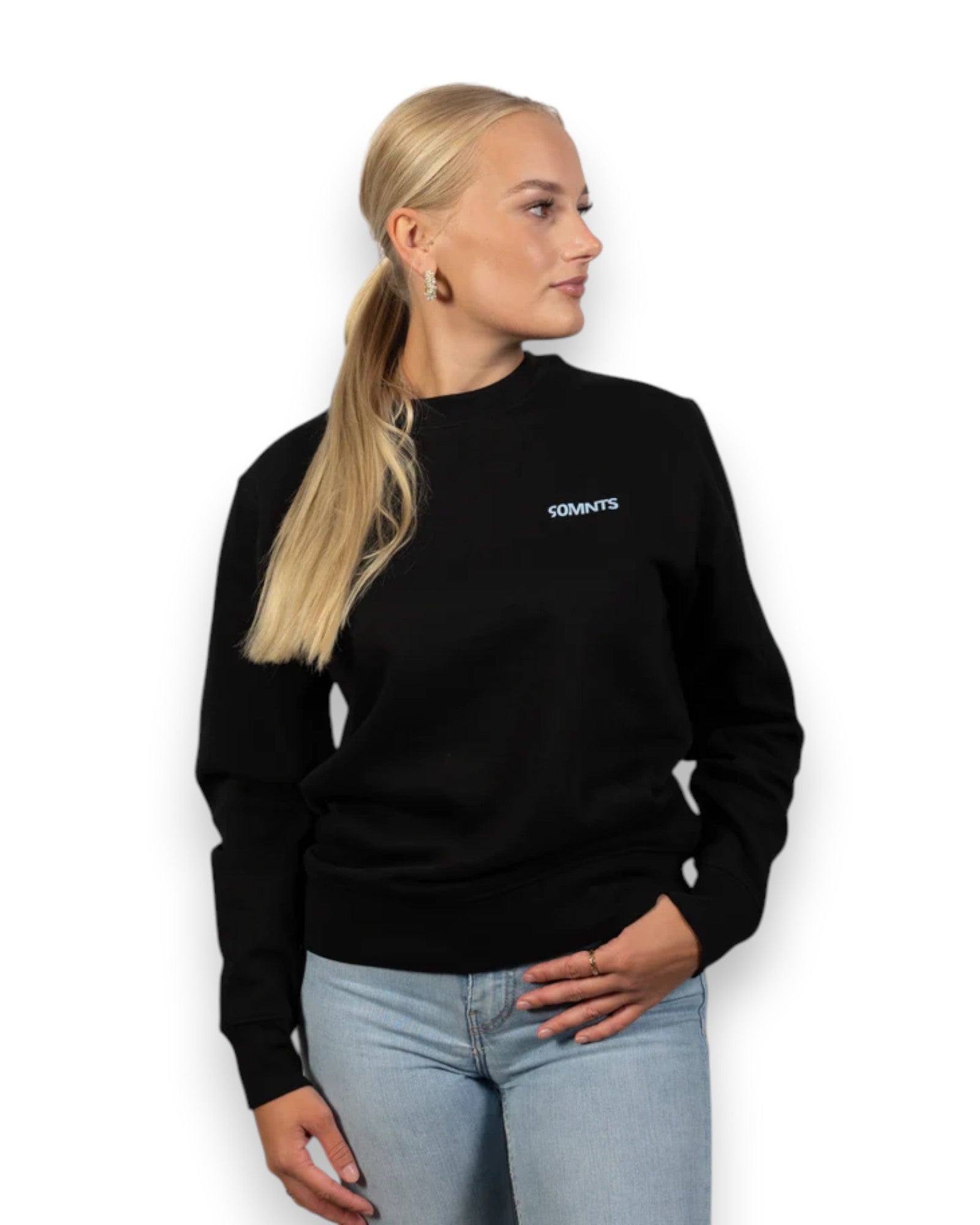Weibliches Model trägt 90 Colour Sweater in Schwarz mit blauen Print