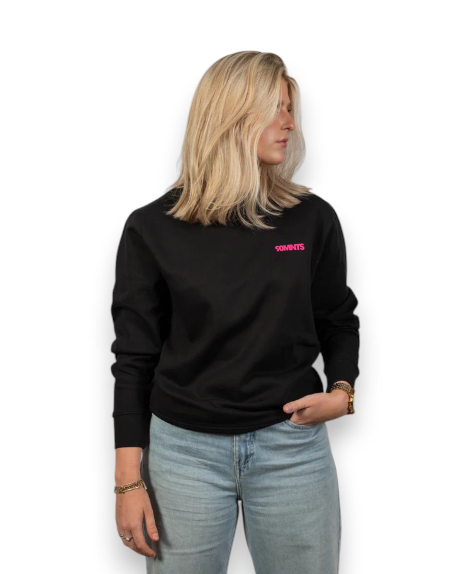 Weibliches Model trägt 90 Colour Sweater in Schwarz mit pinken Print