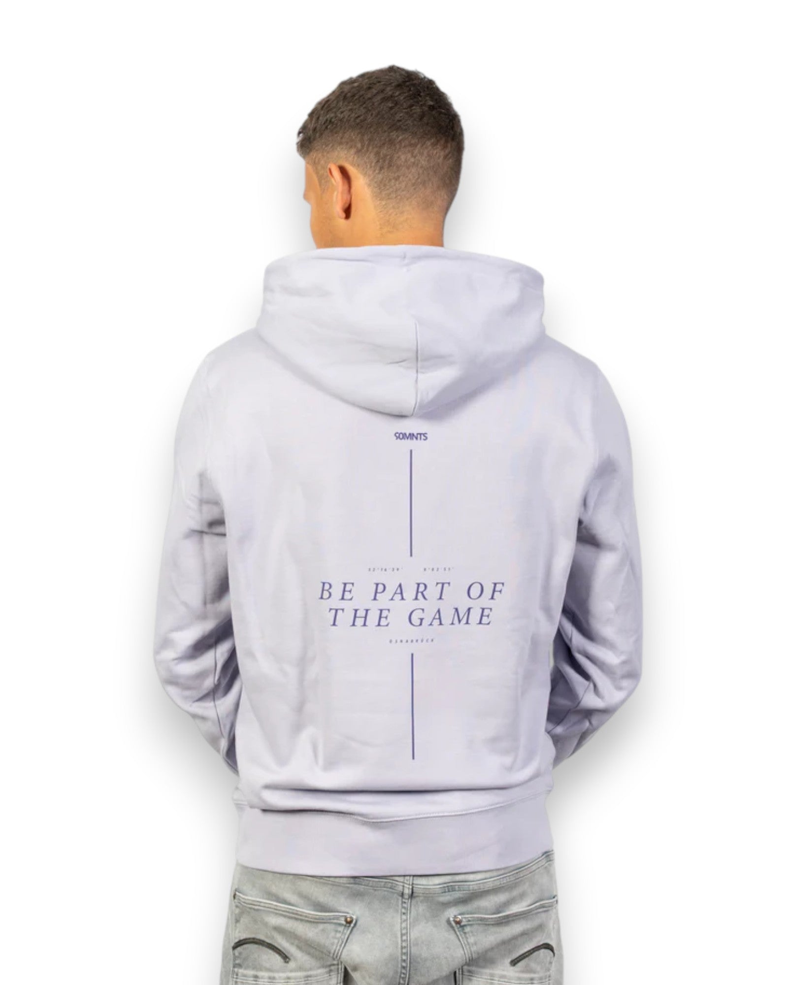 Männliches Model trägt BE PART OF THE GAME Hoodie in Lavendel