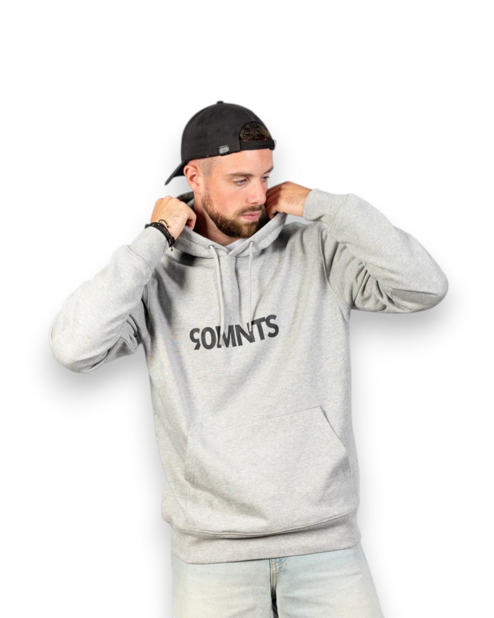 Männliches Model mit Cap trägt BE PART OF THE GAME Hoodie in Grau mit Print in Schwarz